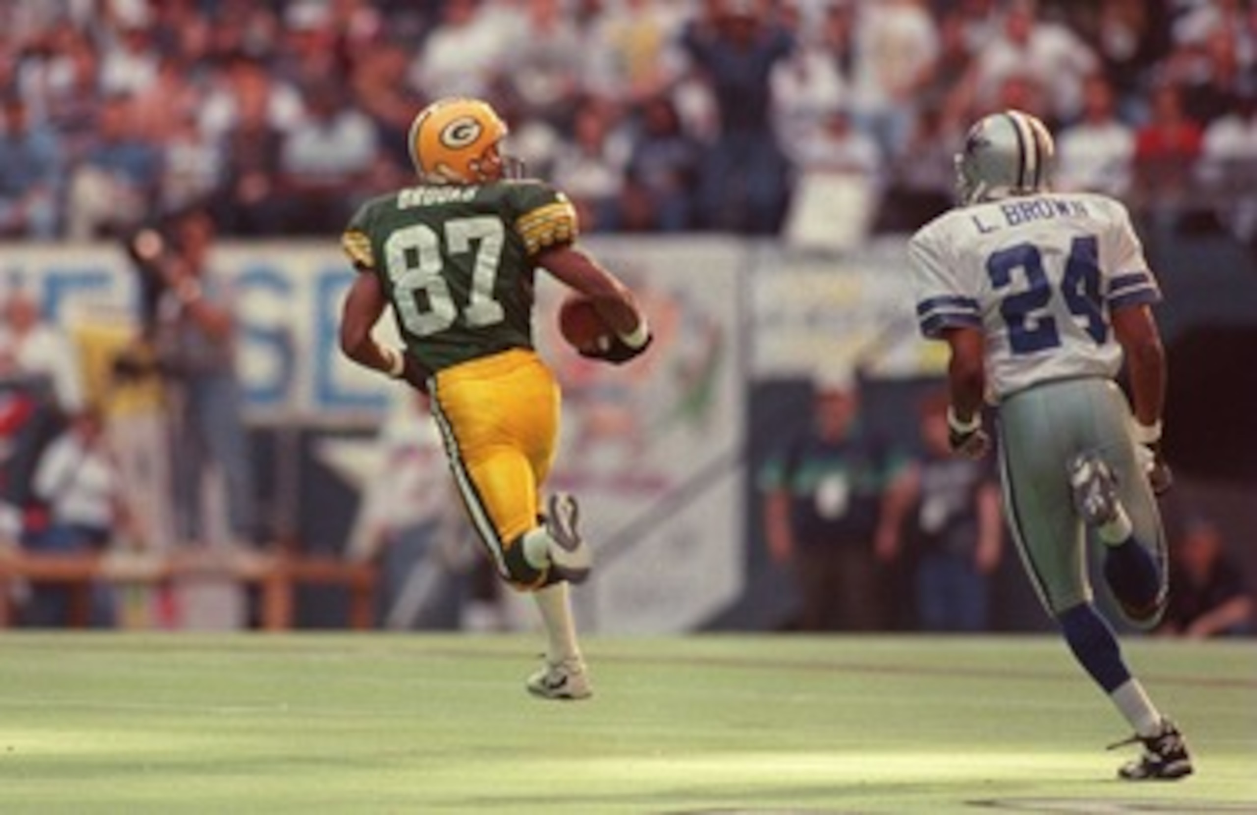14 JAN 1996: WIDE RECEIVER ROBERT BROOKS #87 OF THE GREEN BAY PACKERS RUNS AWAY FROM CORNERBACK LARRY BROWN #24 OF THE DALLAS COWBOYS FOR A 73-YARD TOUCHDOWN RECEPTION DURING THE FIRST QUARTER OF THE NFC CHAMPIONSHIP GAME AT TEXAS STADIUM IN IRVING, TEXA 14 JAN 1996: WIDE RECEIVER ROBERT BROOKS #87 OF THE GREEN BAY PACKERS RUNS AWAY FROM CORNERBACK LARRY BROWN #24 OF THE DALLAS COWBOYS FOR A 73-YARD TOUCHDOWN RECEPTION DURING THE FIRST QUARTER OF THE NFC CHAMPIONSHIP GAME AT TEXAS STADIUM IN IRVING, TEXA