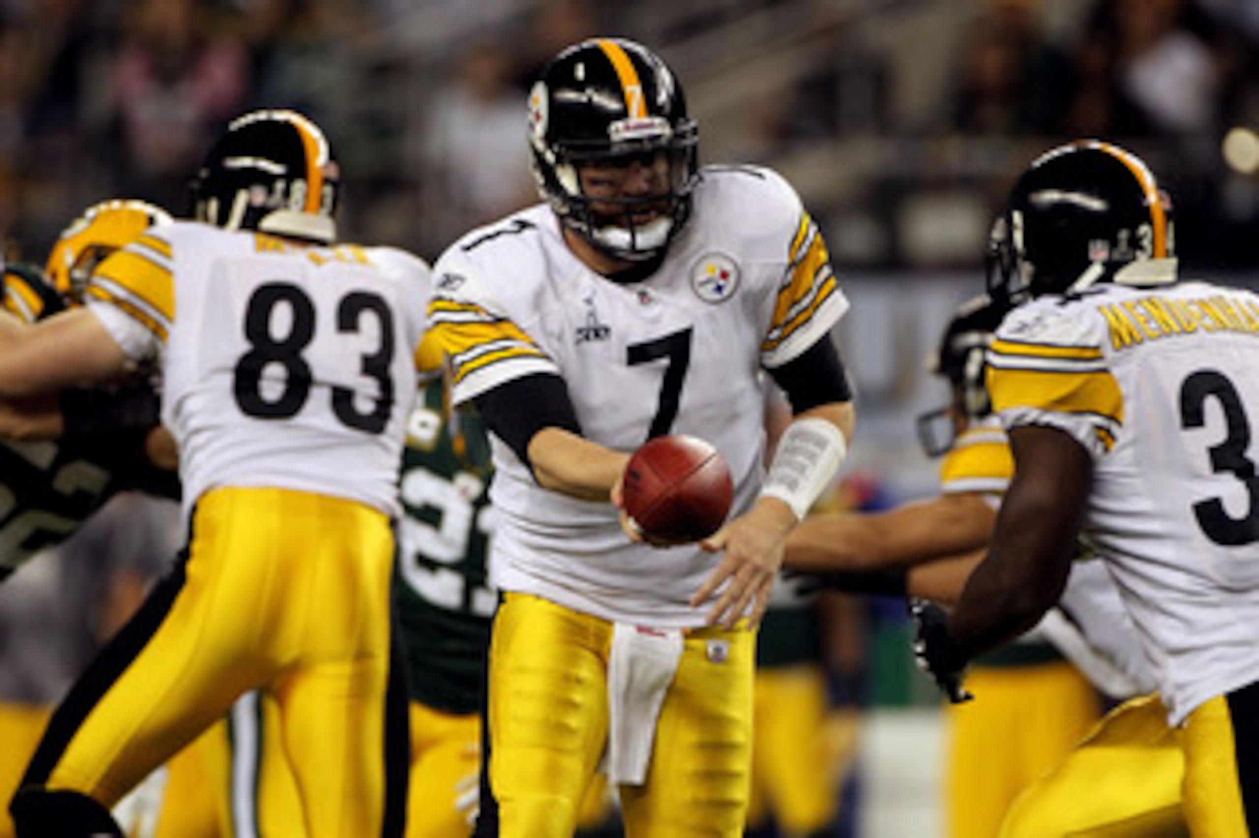 ARLINGTON, TX - FEBRUARY 06:  Ben Roethlisberger #7 of the Pittsburgh Steelers hands the ball off to Rashard Mendenhall #34 of the Pittsburgh Steelers during Super Bowl XLV at Cowboys Stadium on February 6, 2011 in Arlington, Texas.  (Photo by Doug Pensin
