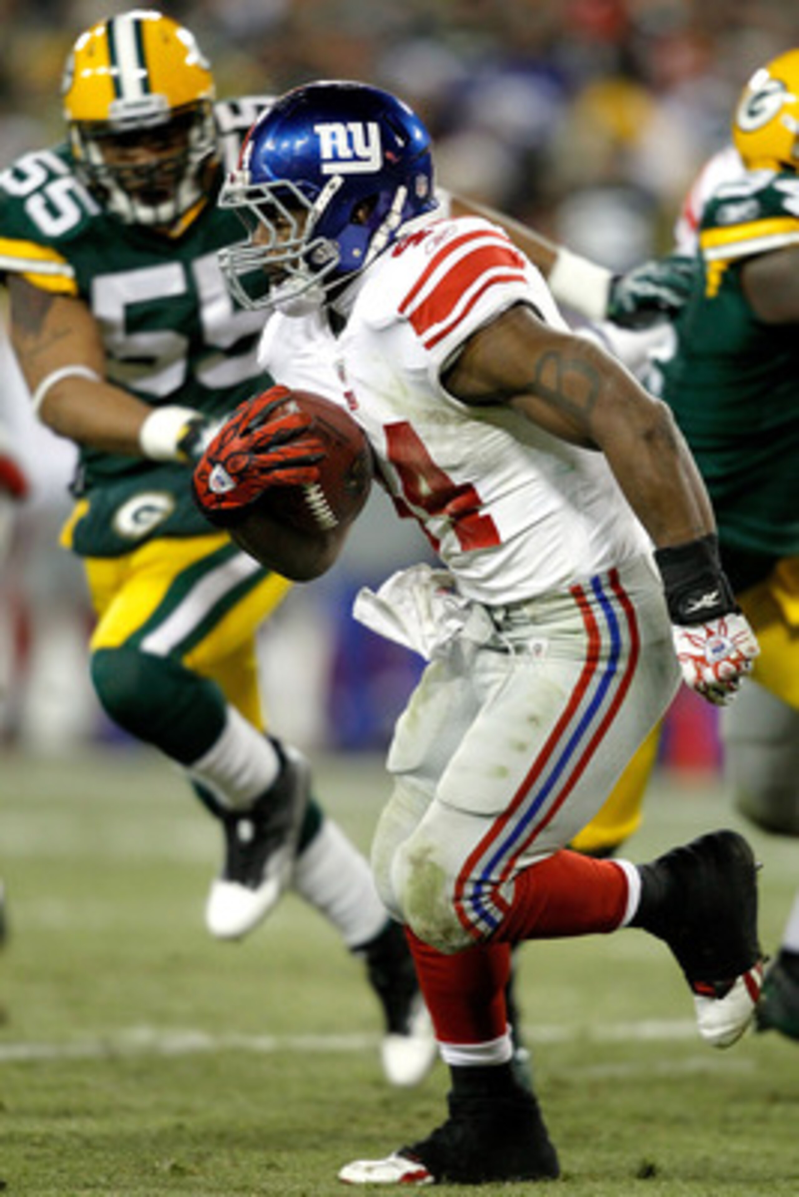 GREEN BAY, WI - DECEMBER 26: Ahmad Bradshaw #44 of the New York Giants carries the ball against the Green Bay Packers at Lambeau Field on December 26, 2010 in Green Bay, Wisconsin. (Photo by Matthew Stockman/Getty Images) GREEN BAY, WI - DECEMBER 26: Ahmad Bradshaw #44 of the New York Giants carries the ball against the Green Bay Packers at Lambeau Field on December 26, 2010 in Green Bay, Wisconsin. (Photo by Matthew Stockman/Getty Images)
