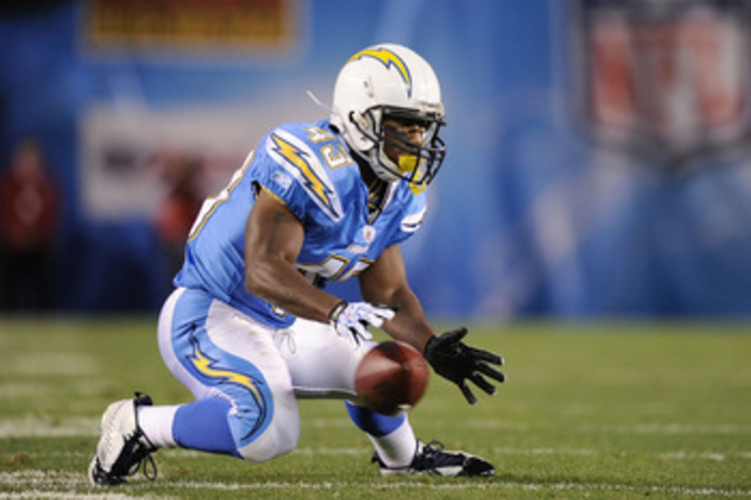 SAN DIEGO, CA - DECEMBER 16: Running Back Darren Sproles #43 of the San Diego Chargers is unable to make a catch against the San Francisco 49ers in the first quarter at Qualcomm Stadium on December 16, 2010 in San Diego, California. (Photo by Harry How/ SAN DIEGO, CA - DECEMBER 16: Running Back Darren Sproles #43 of the San Diego Chargers is unable to make a catch against the San Francisco 49ers in the first quarter at Qualcomm Stadium on December 16, 2010 in San Diego, California. (Photo by Harry How/