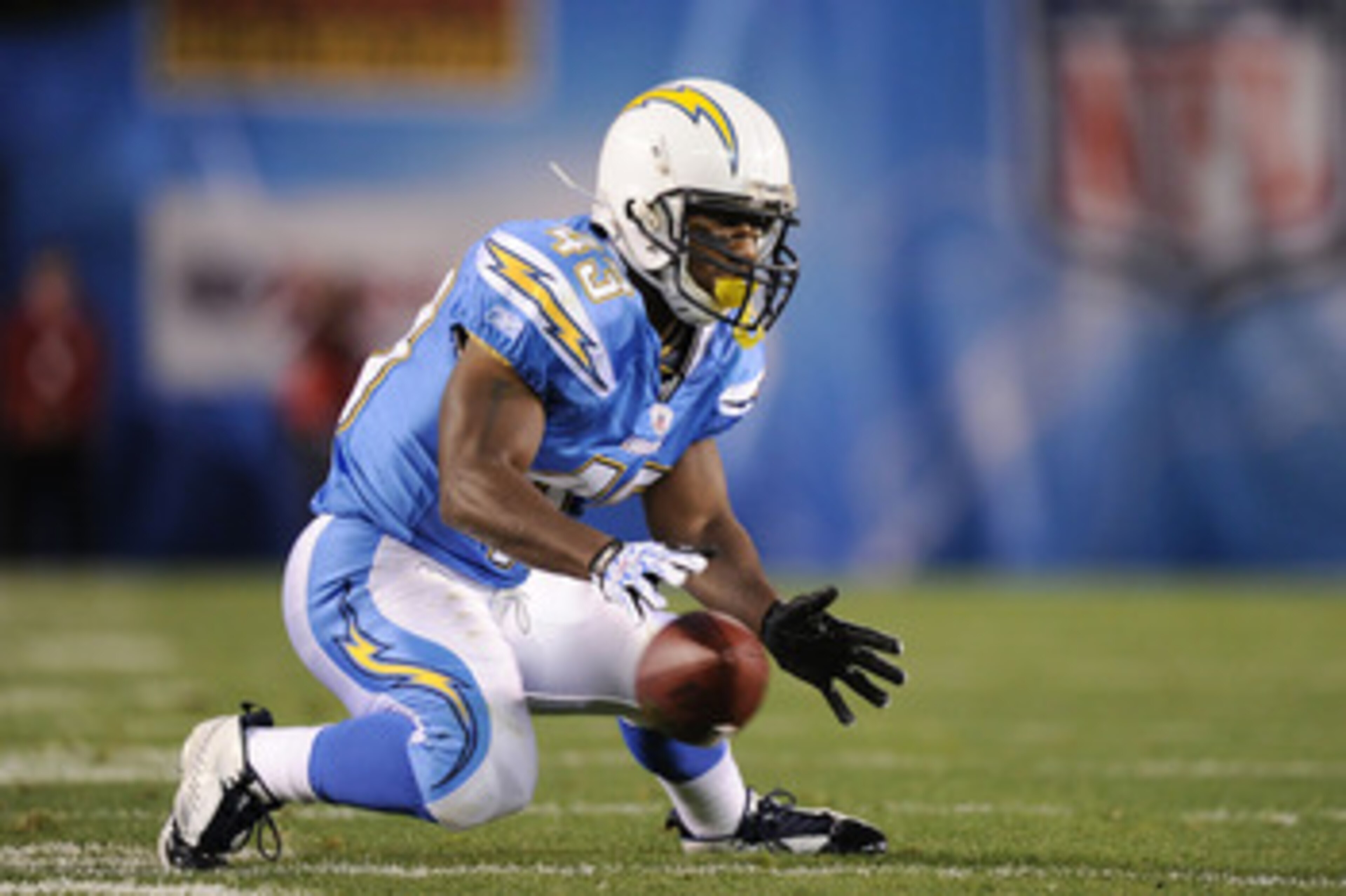 SAN DIEGO, CA - DECEMBER 16:  Running Back Darren Sproles #43 of the San Diego Chargers is unable to make a catch against the San Francisco 49ers in the first quarter at Qualcomm Stadium on December 16, 2010 in San Diego, California.  (Photo by Harry How/