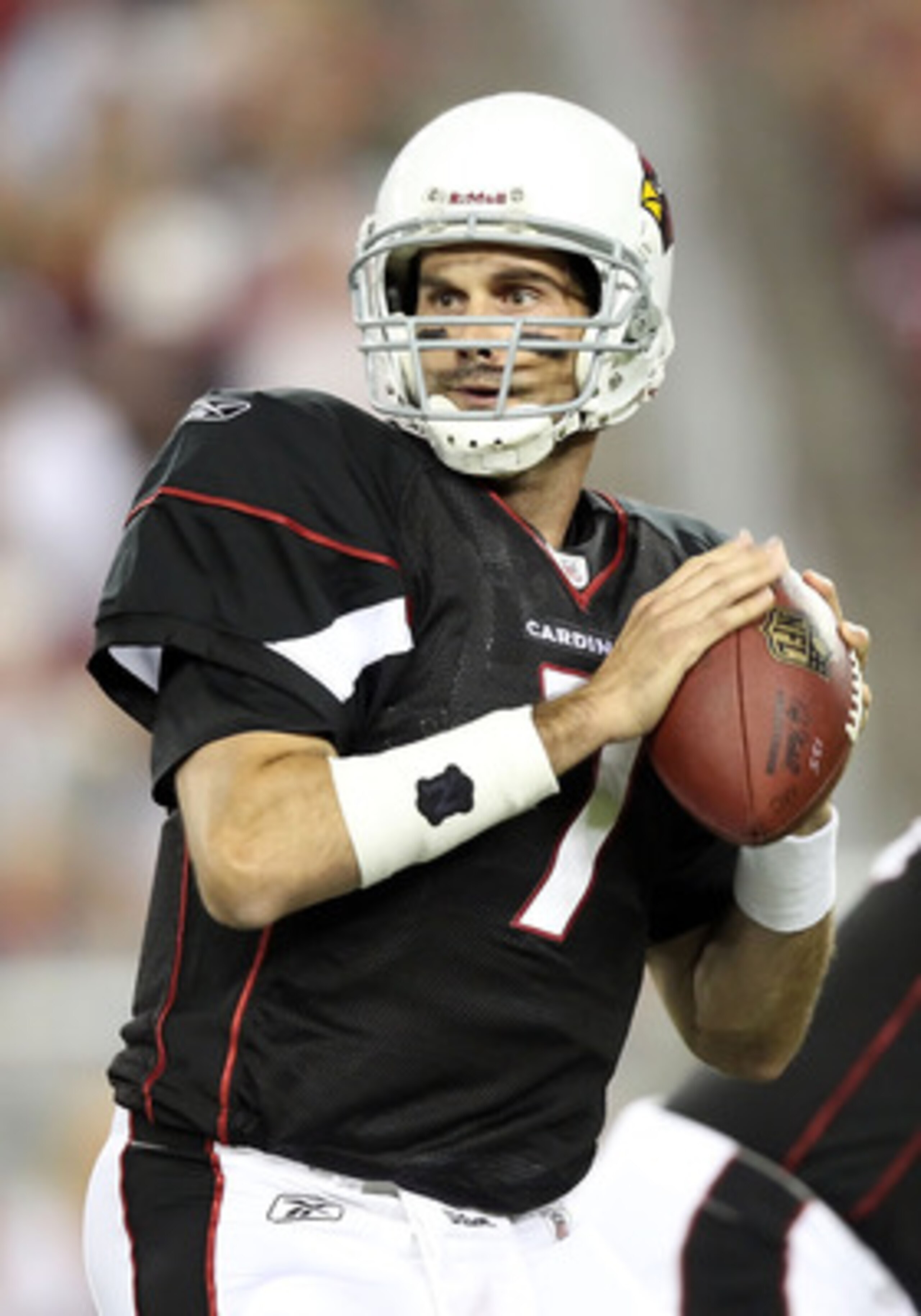 GLENDALE, AZ - SEPTEMBER 02:  Quarterback Matt Leinart #7 of the Arizona Cardinals drops back to pass during preseason NFL game against the Washington Redskins at the University of Phoenix Stadium on September 2, 2010 in Glendale, Arizona.  The Cardinals 