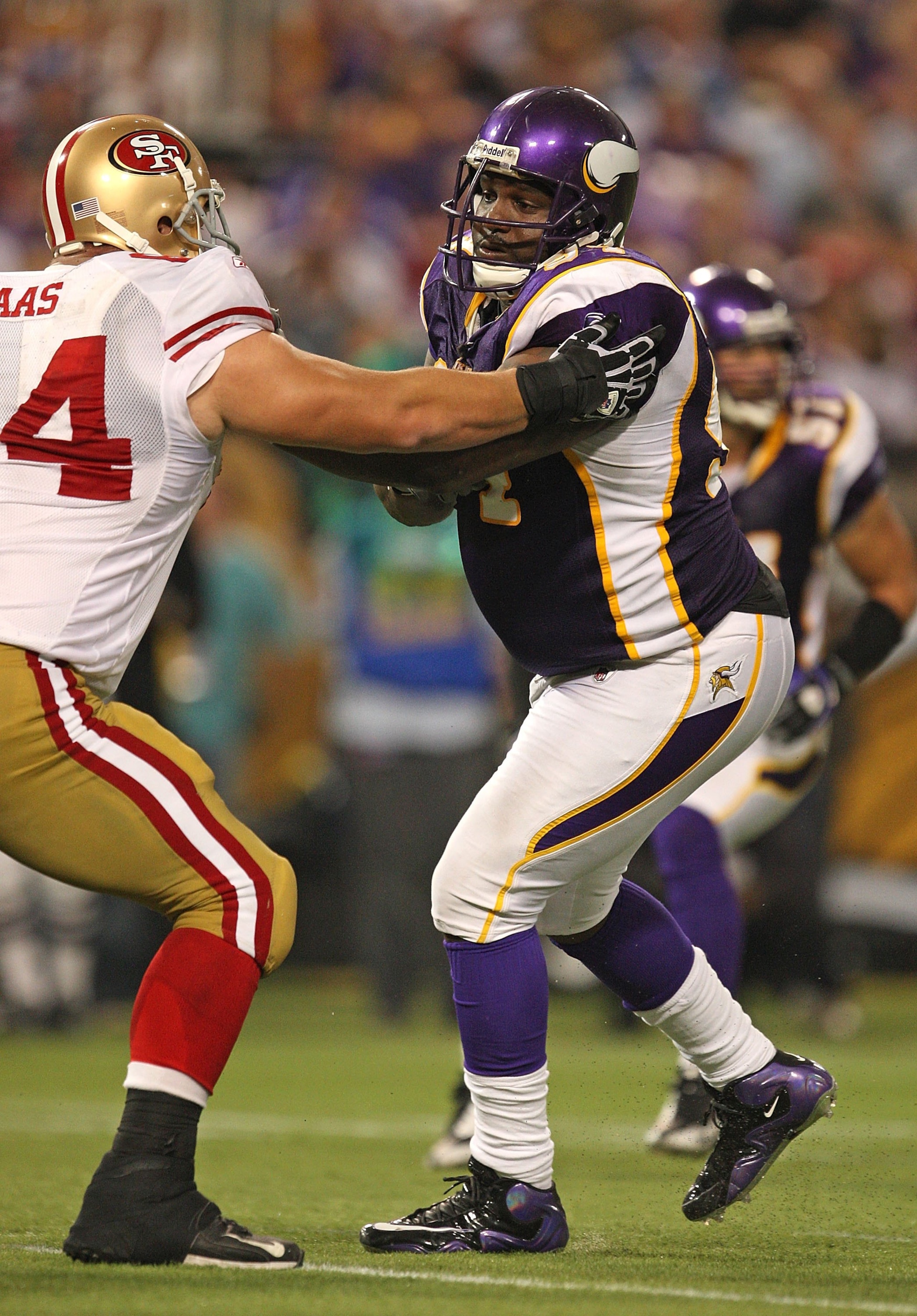 MINNEAPOLIS - SEPTEMBER 27: Pat Williams #94 of the Minnesota Vikings rushes against David Baas #64 of the San Francisco 49ers at the Hubert H. Humphrey Metrodome on September 27, 2009 in Minneapolis, Minnesota. The Vikings defeated the 49ers 27-24. (Phot