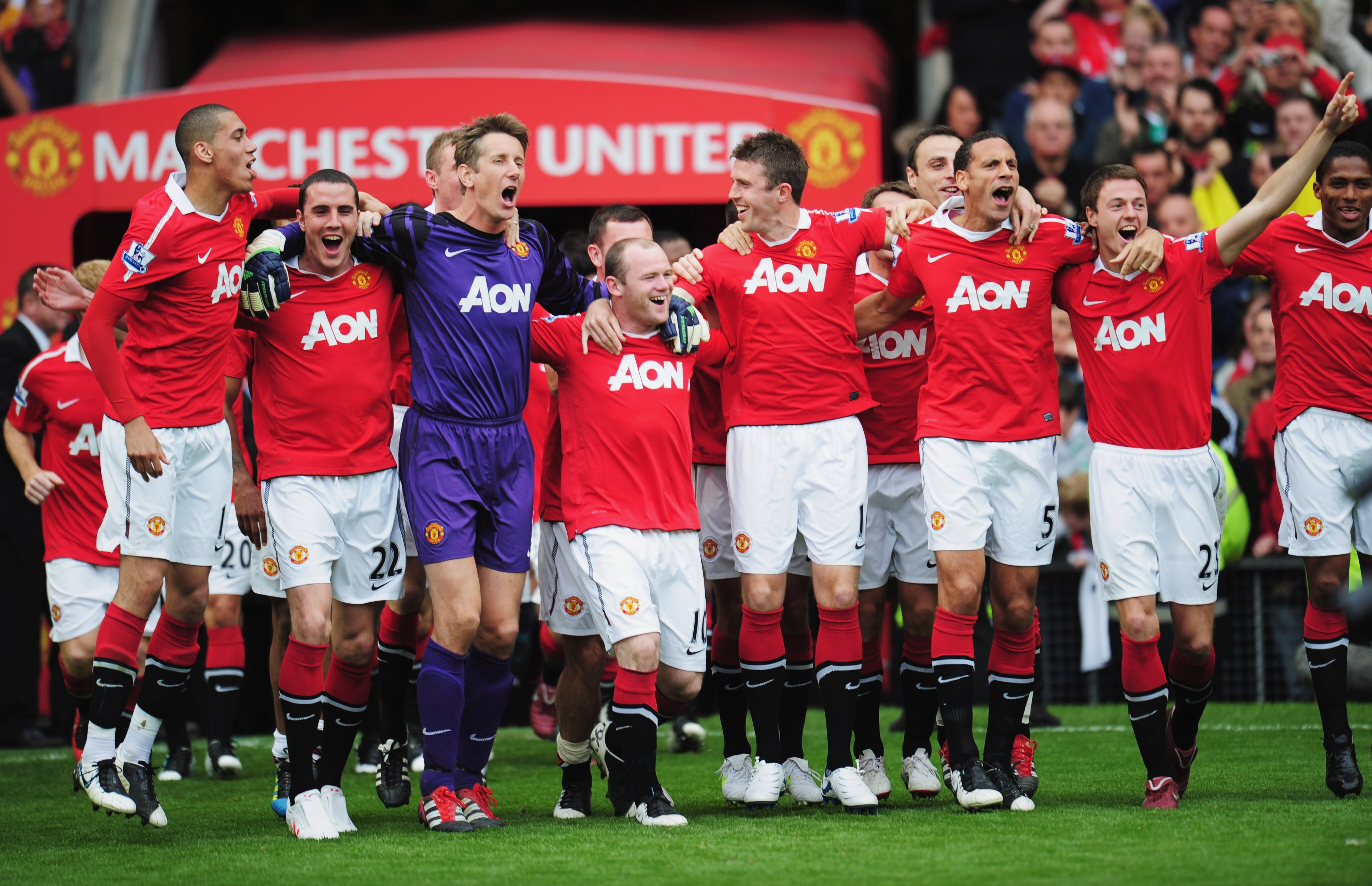 MANCHESTER, ENGLAND - MAY 22:  Manchester United players celebrate after the Barclays Premier League match between Manchester United and Blackpool at Old Trafford on May 22, 2011 in Manchester, England. Manchester United celebrate a record 19th league cha