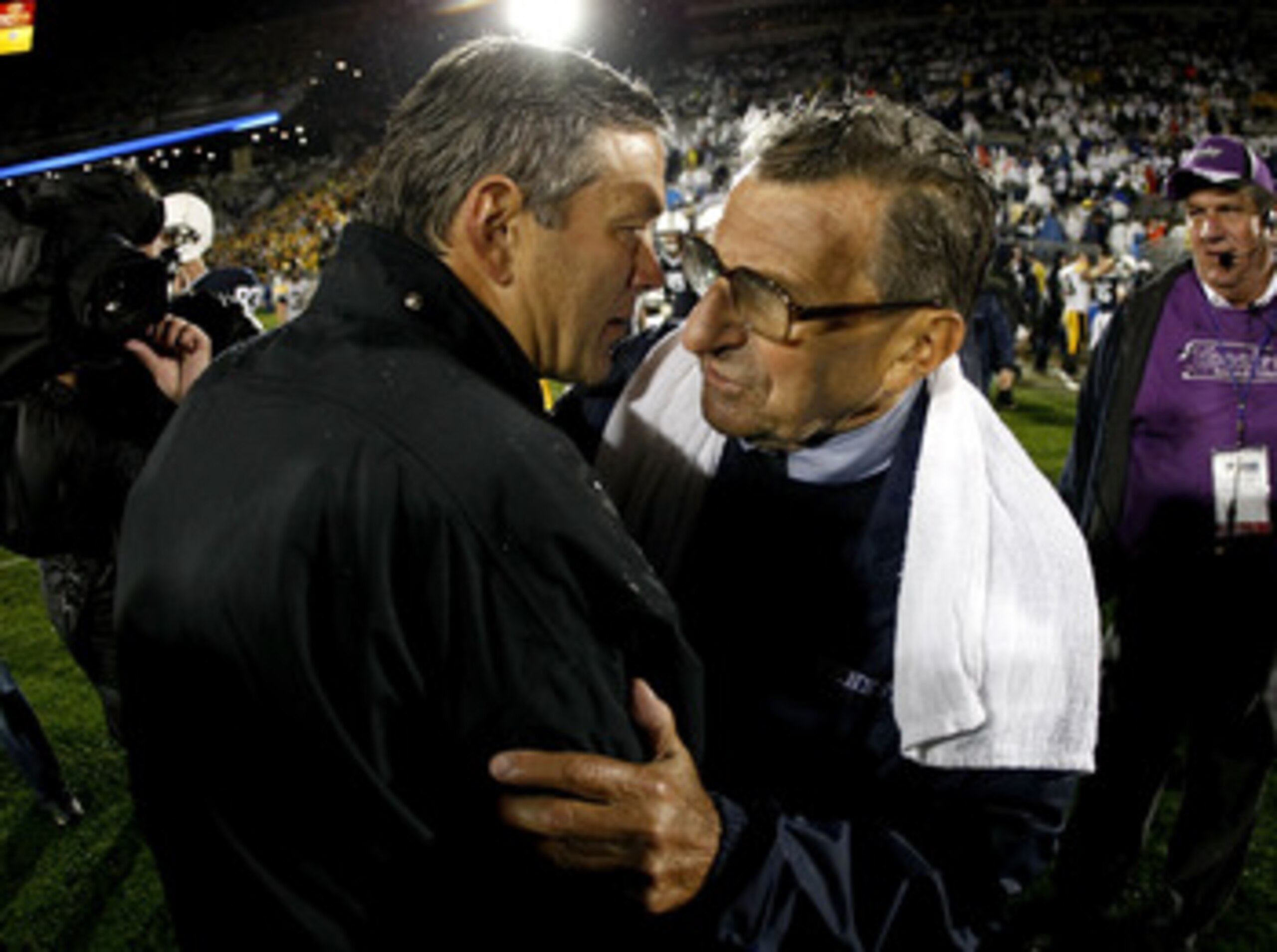 STATE COLLEGE, PA - SEPTEMBER 26:  Head coach Kirk Ferentz of the Iowa Hawkeyes shakes hands with head coach Joe Paterno of the Penn State Nittnay Lions after defeating them 21-10 on September 26, 2009 at Beaver Stadium in State College, Pennsylvania.  (P