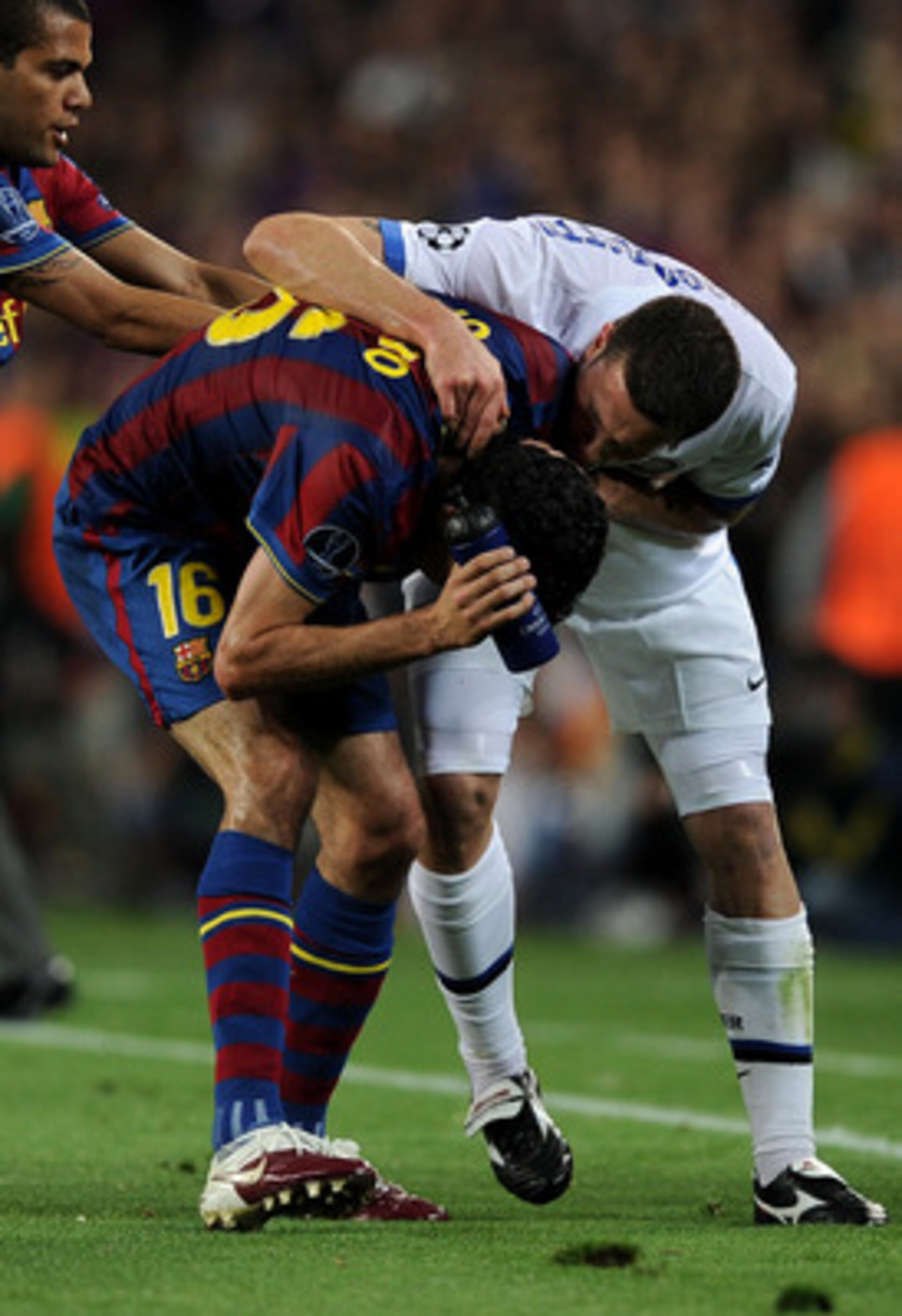 BARCELONA, SPAIN - APRIL 28:  Thiago Motta (R) of Inter Milan argues with Sergio Busquets of FC Barcelona after being sent off with a red card as Daniel Alves intervenes, during the  UEFA Champions League semi final second leg match between Barcelona and 