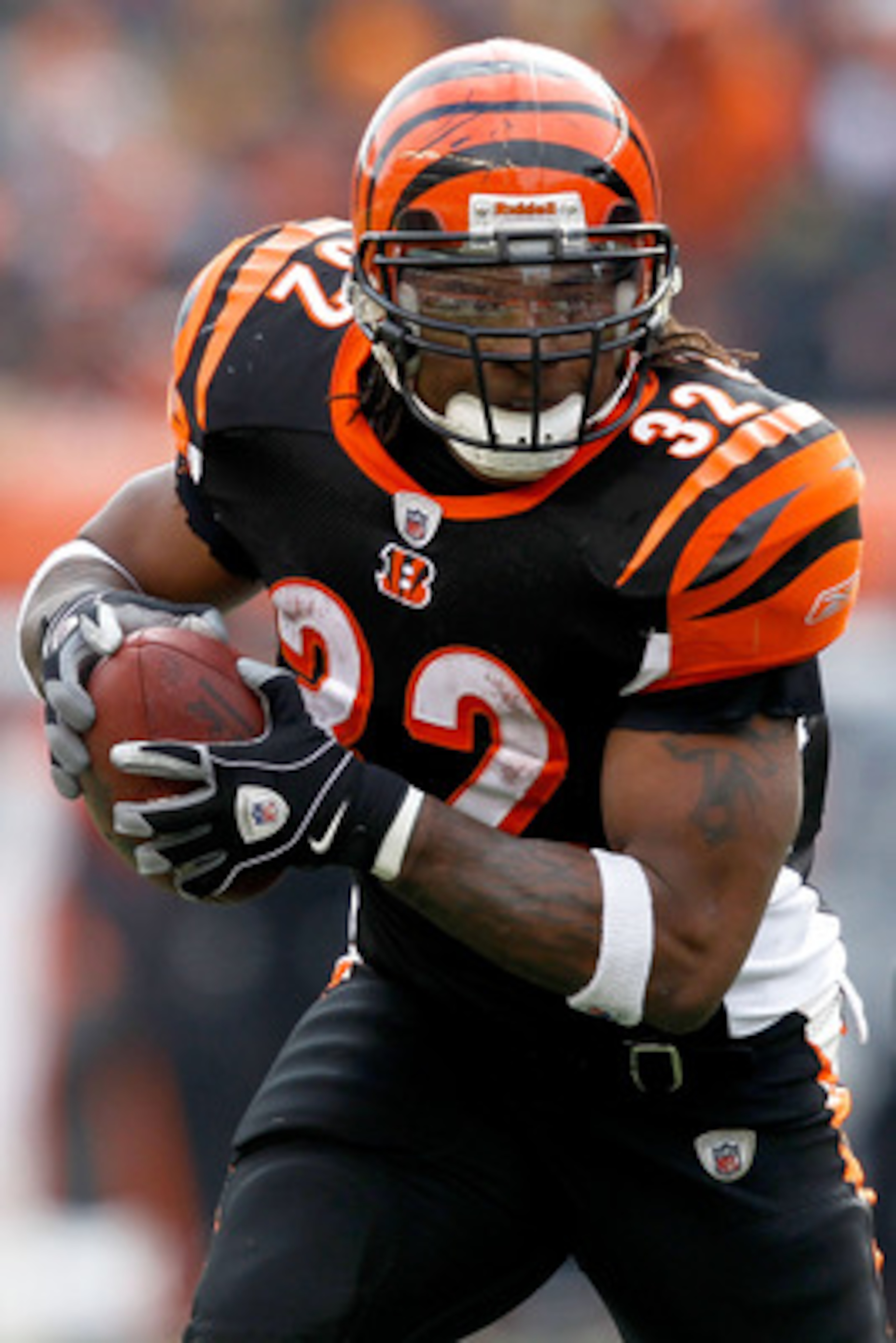 CINCINNATI, OH - DECEMBER 19:  Cedric Benson #32 of the Cincinnati Bengals carries the ball against the Cleveland Browns at Paul Brown Stadium on December 19, 2010 in Cincinnati, Ohio.  (Photo by Matthew Stockman/Getty Images)