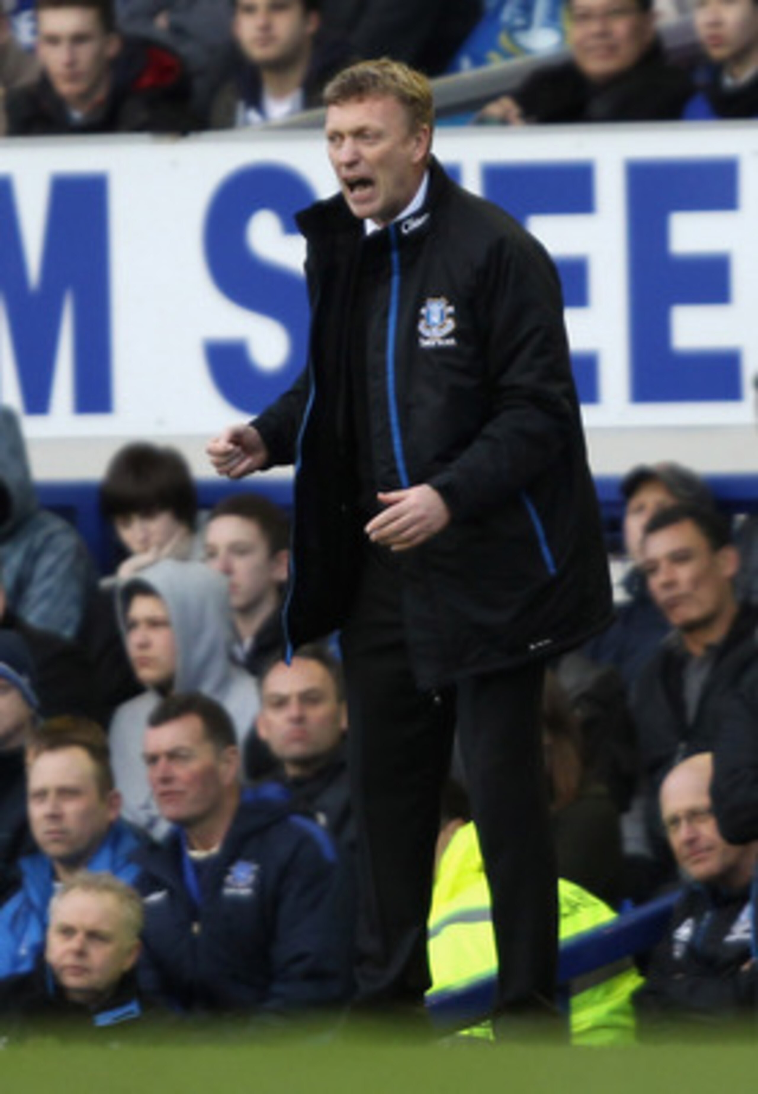 LIVERPOOL, ENGLAND - FEBRUARY 26:  Everton manager David Moyes shouts instructions to his team during the Barclays Premier League match between Everton  and Sunderland at Goodison Park on February 26, 2011 in Liverpool, England.  (Photo by Clive Brunskill