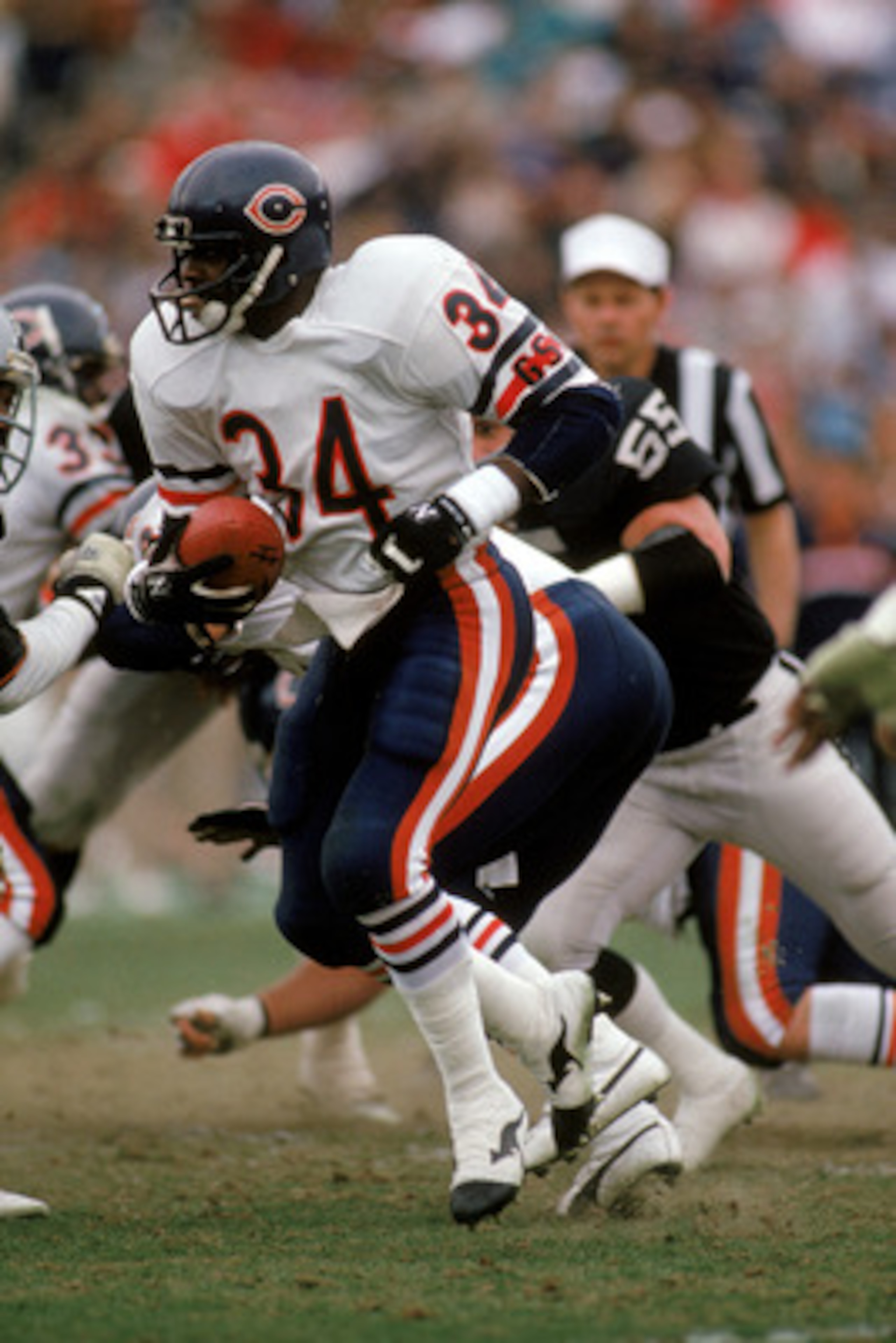LOS ANGELES - DECEMBER 27:  Running back Walter Payton #34 of the Chicago Bears rushes for yards in his last regular season game on December 27, 1987 against the Los Angeles Raiders at the Los Angeles Memorial Coliseum in Los Angeles, California.  The Bea