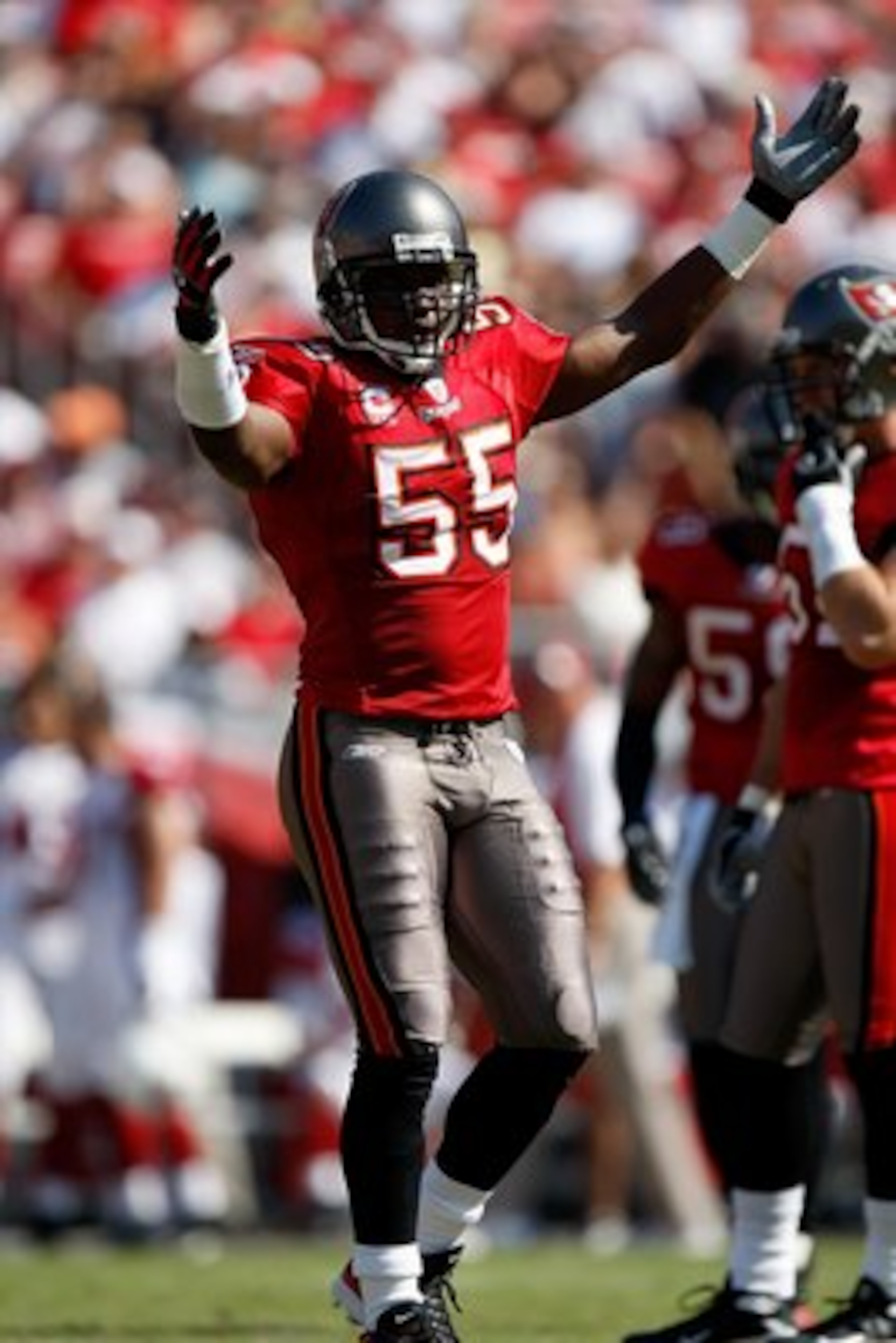 TAMPA, FL - NOVEMBER 04: Linebacker Derrick Brooks #55 of the Tampa Bay Buccaneers celebrates a play against the Arizona Cardinals at Raymond James Stadium on November 4, 2007 in Tampa, Florida. Tampa Bay won 17-10.  (Photo by Allen Kee/Getty Images)
