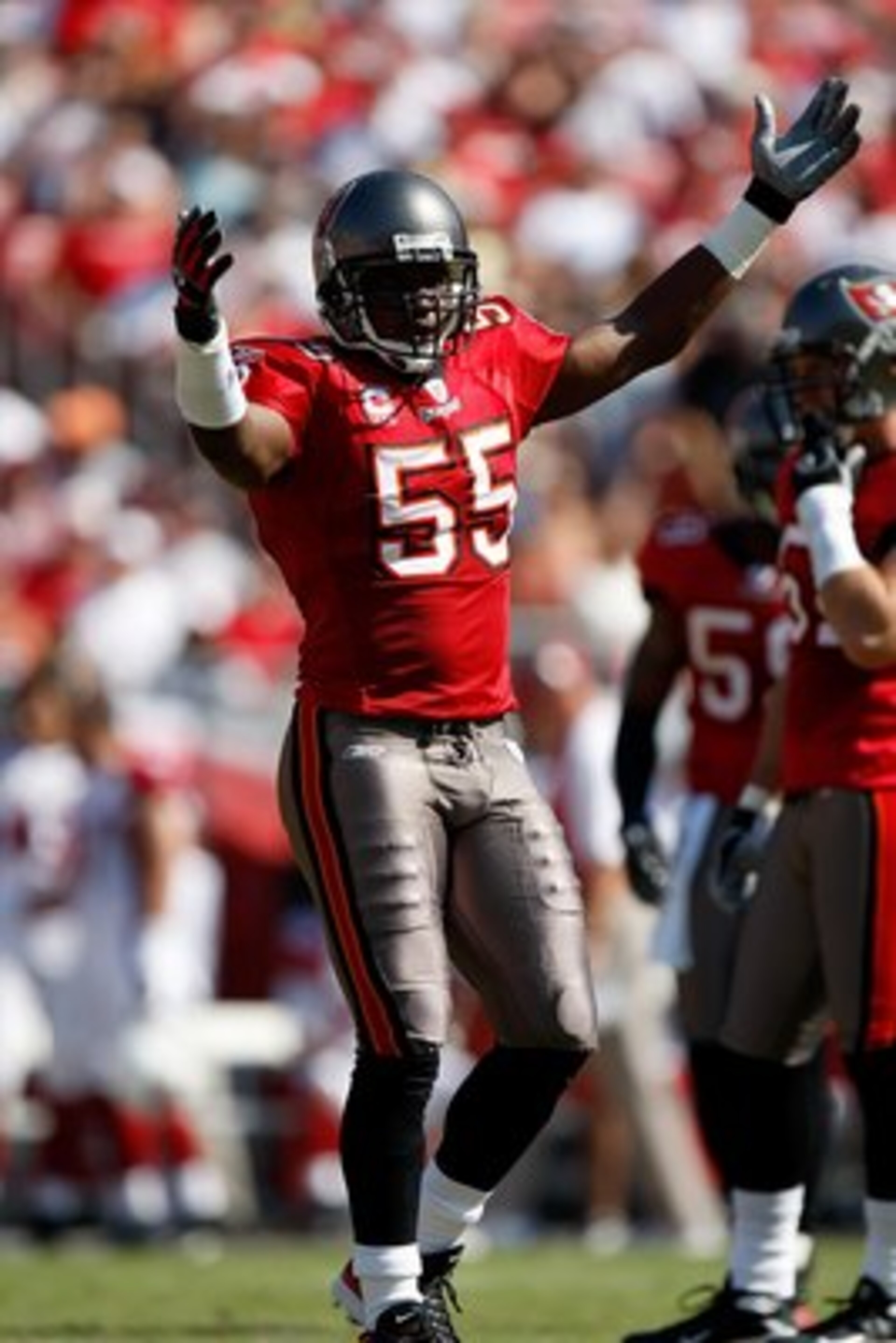 TAMPA, FL - NOVEMBER 04: Linebacker Derrick Brooks #55 of the Tampa Bay Buccaneers celebrates a play against the Arizona Cardinals at Raymond James Stadium on November 4, 2007 in Tampa, Florida. Tampa Bay won 17-10.  (Photo by Allen Kee/Getty Images)