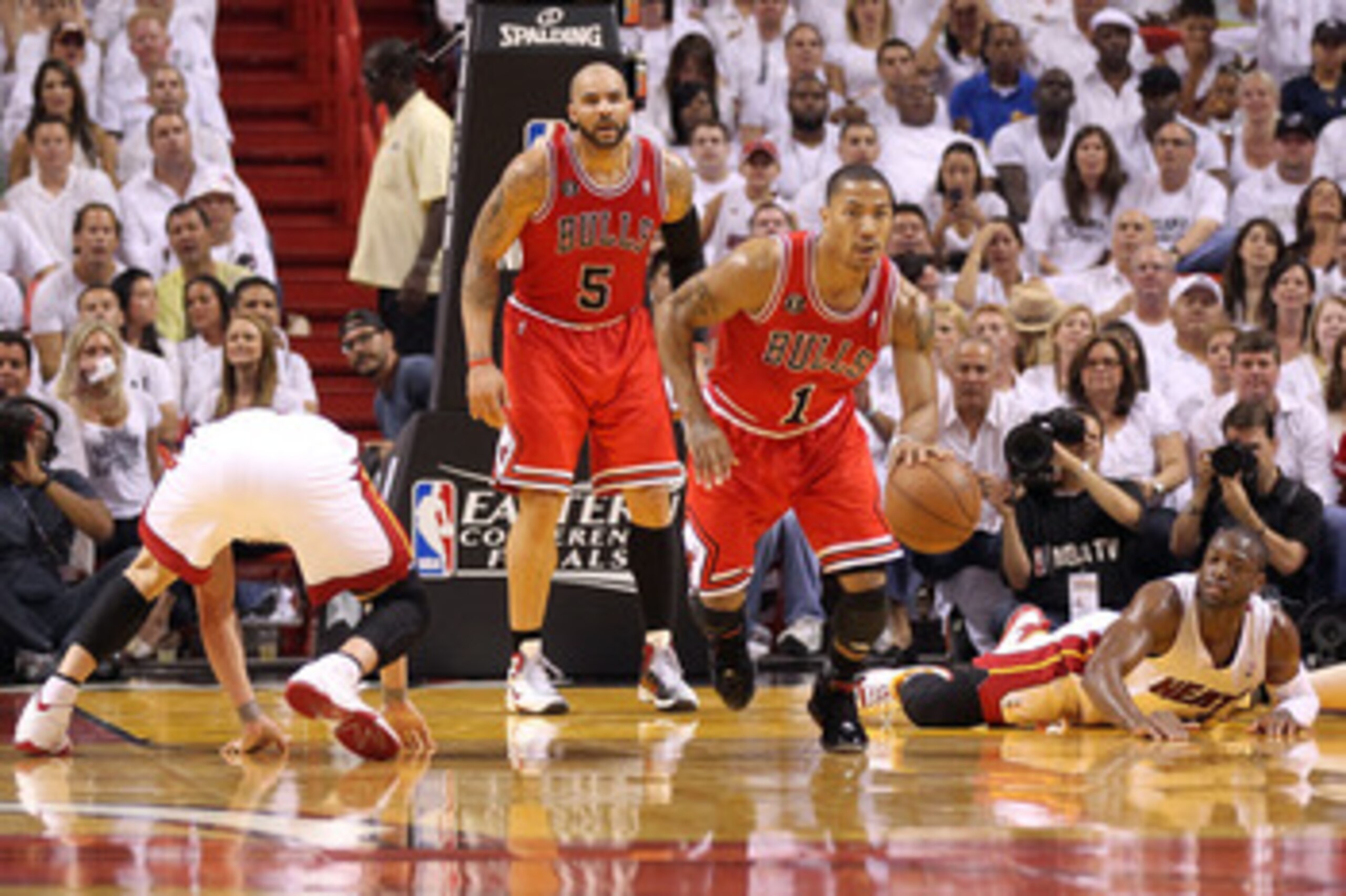 MIAMI, FL - MAY 22: Derrick Rose #1 of the Chicago Bulls pushes the ball up court against Dwyane Wade #3 (R) and Mike Bibby #0 (L) of the Miami Heat in Game Three of the Eastern Conference Finals during the 2011 NBA Playoffs on May 22, 2011 at American A MIAMI, FL - MAY 22: Derrick Rose #1 of the Chicago Bulls pushes the ball up court against Dwyane Wade #3 (R) and Mike Bibby #0 (L) of the Miami Heat in Game Three of the Eastern Conference Finals during the 2011 NBA Playoffs on May 22, 2011 at American A