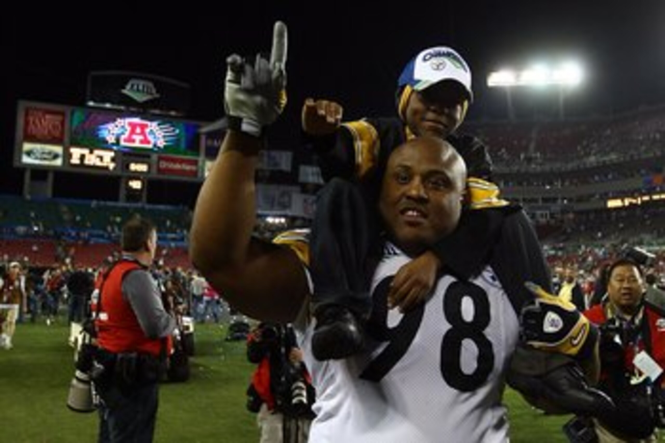 TAMPA, FL - FEBRUARY 01: Defensive tackle Casey Hampton #98 of the Pittsburgh Steelers celebrates with child after their 27-23 win against the Arizona Cardinals during Super Bowl XLIII on February 1, 2009 at Raymond James Stadium in Tampa, Florida. (Pho TAMPA, FL - FEBRUARY 01: Defensive tackle Casey Hampton #98 of the Pittsburgh Steelers celebrates with child after their 27-23 win against the Arizona Cardinals during Super Bowl XLIII on February 1, 2009 at Raymond James Stadium in Tampa, Florida. (Pho
