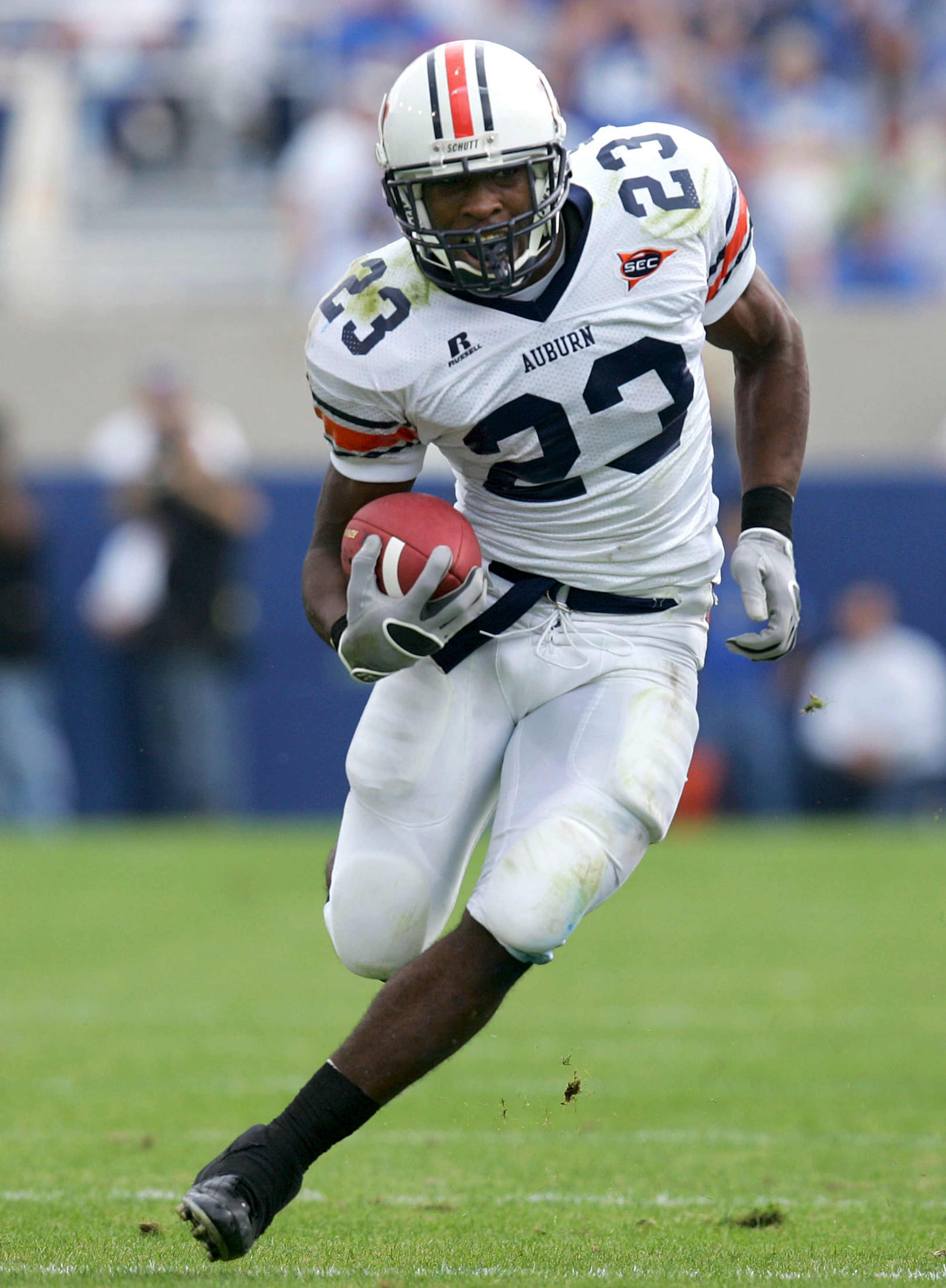 LEXINGTON, KY - NOVEMBER 5:  Kenny Irons #23 of the Auburn Tigers runs with the ball against the Kentucky Wildcats on November  5, 2005 at Commonwealth Stadium in Lexington, Kentucky.  (Photo by Andy Lyons/Getty Images)