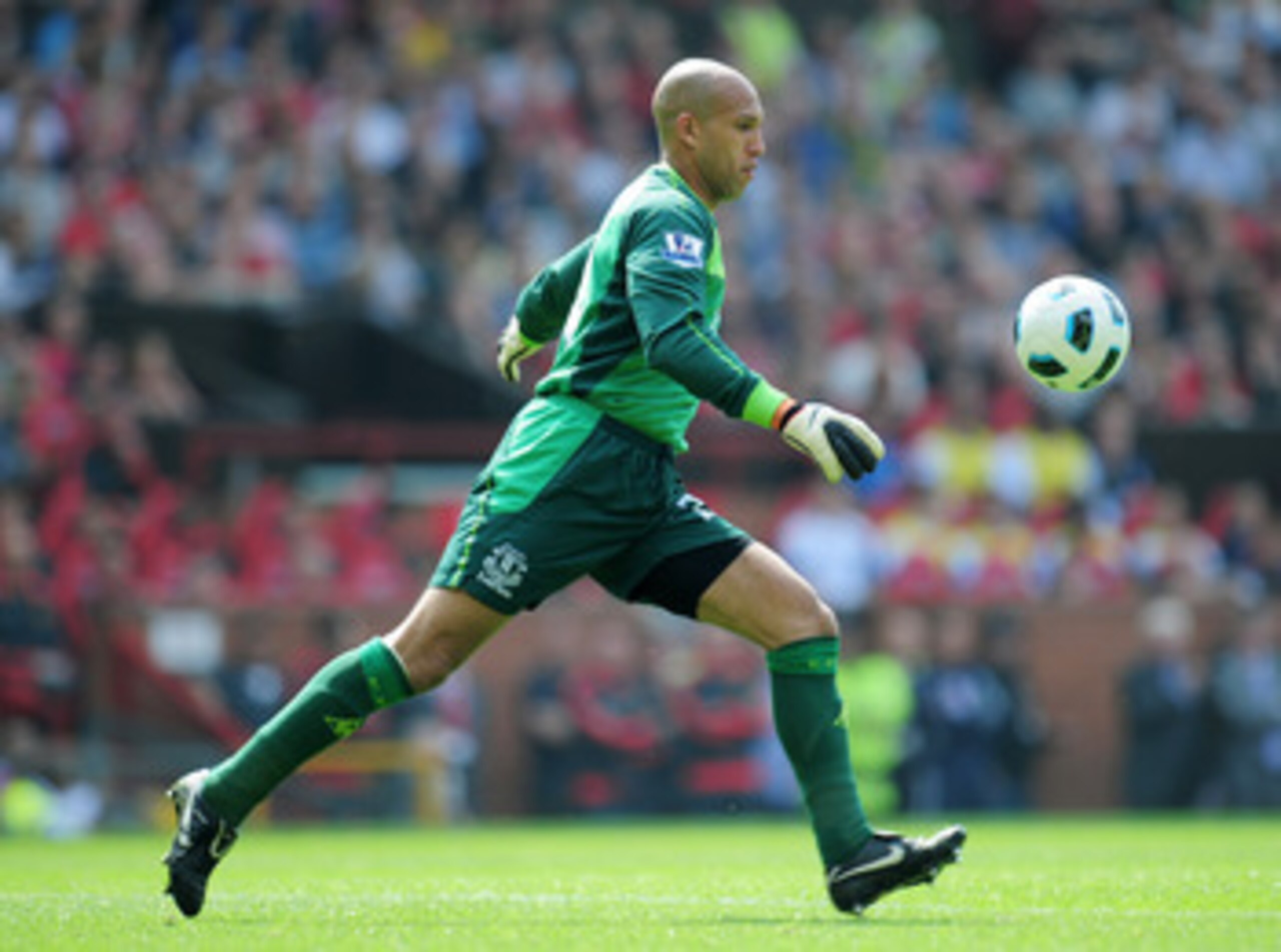 MANCHESTER, ENGLAND - APRIL 23:  Goalkeeper Tim Howard of Everton kicks from the hand during the Barclays Premier League match between Manchester United and Everton at Old Trafford on April 23, 2011 in Manchester, England.  (Photo by Shaun Botterill/Getty