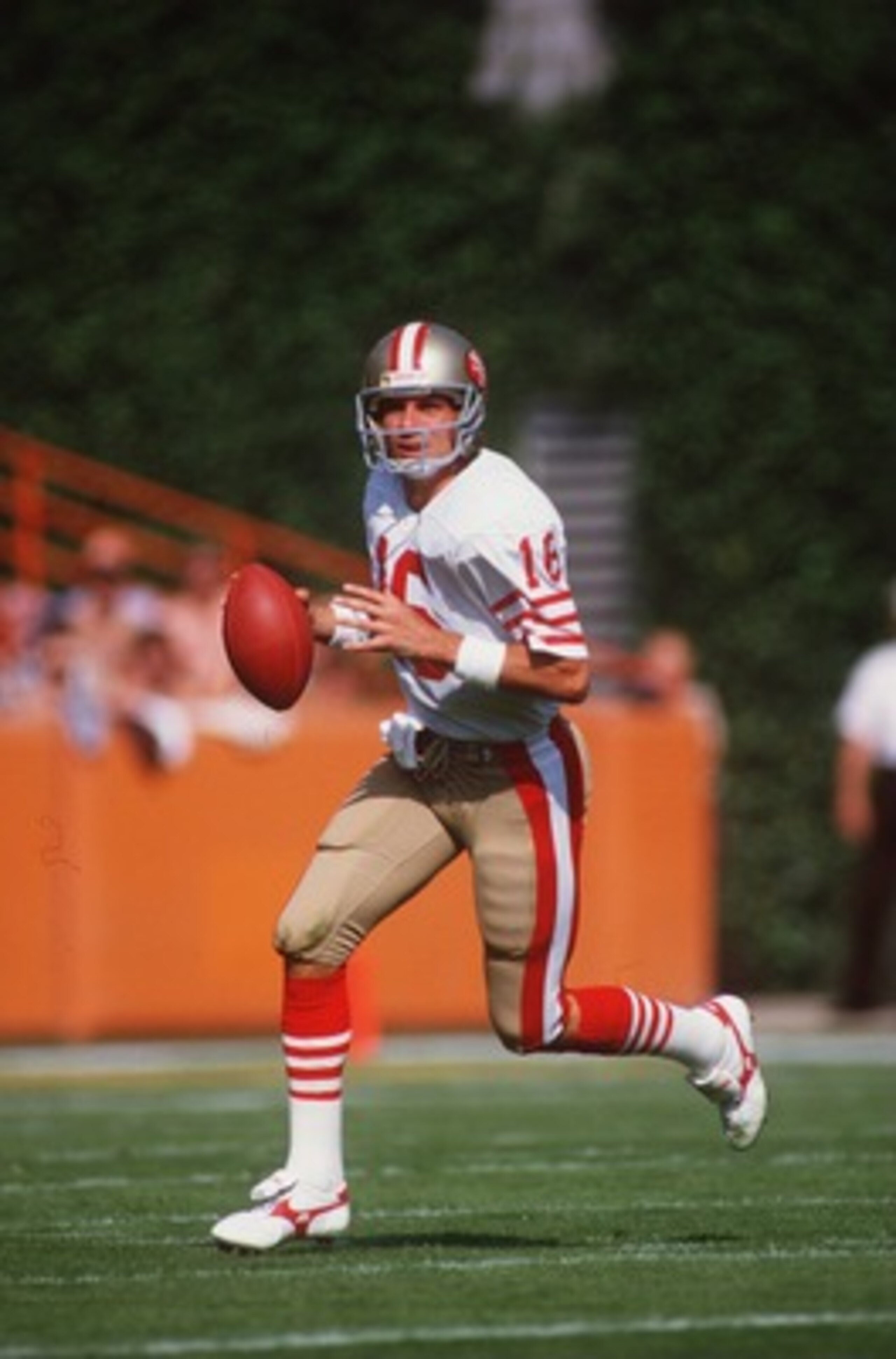 10 OCT 1985:  SAN FRANCISCO 49ERS QUARTERBACK JOE MONTANA ROLES OUT TO PASS DURING THE 49ERS 28-14 WIN OVER THE LOS ANGELES RAMS AT ANAHEIM STADIUM IN ANAHEIM, CALIFORNIA. Mandatory Credit: Mike Powell/ALLSPORT