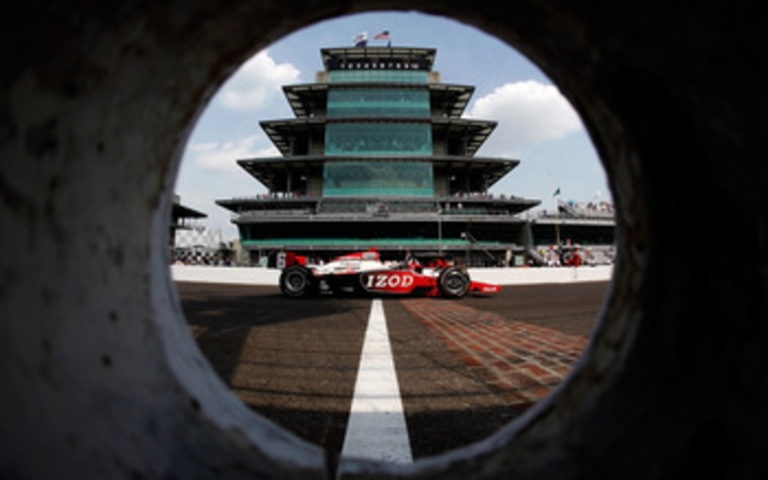 INDIANAPOLIS - MAY 20:  Ryan Briscoe drives his #6 Izod Team Penske Dallara Honda during practice for the the 95th Indianapolis 500 Mile Race at the Indianapolis Motor Speedway on May 20, 2011 in Indianapolis, Indiana.  (Photo by Jonathan Ferrey/Getty Ima