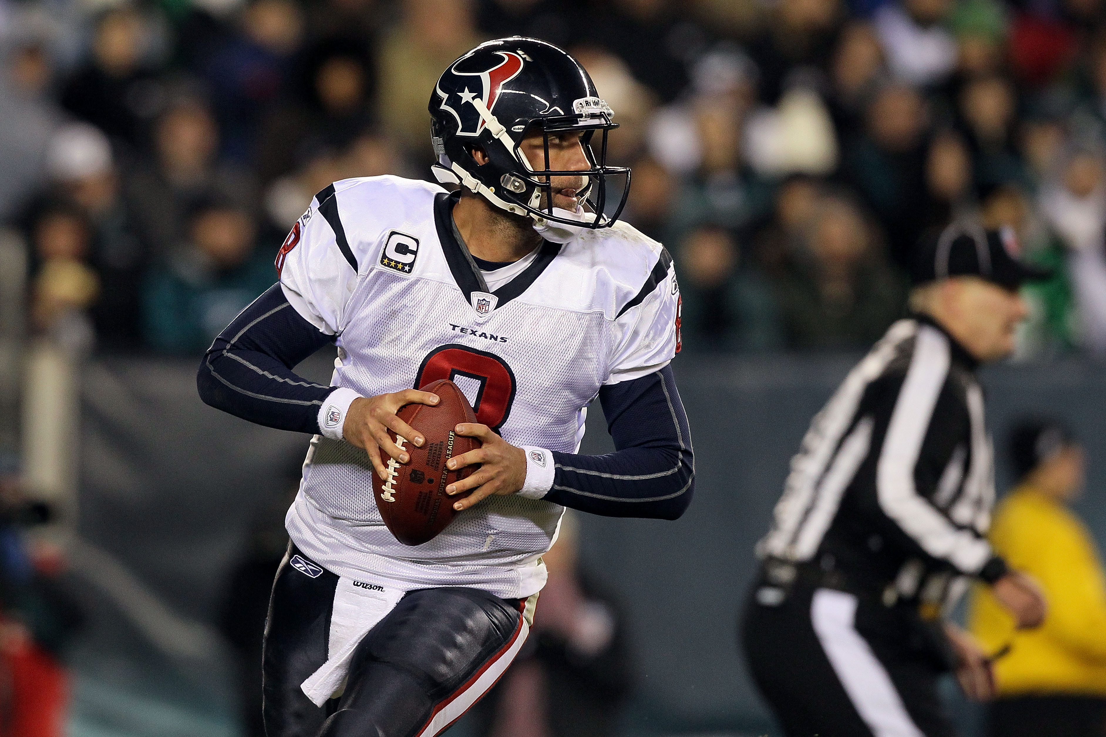 PHILADELPHIA, PA - DECEMBER 02:  Matt Schaub #8 of the Houston Texans drops back to pass against the Philadelphia Eagles at Lincoln Financial Field on December 2, 2010 in Philadelphia, Pennsylvania.  (Photo by Jim McIsaac/Getty Images)