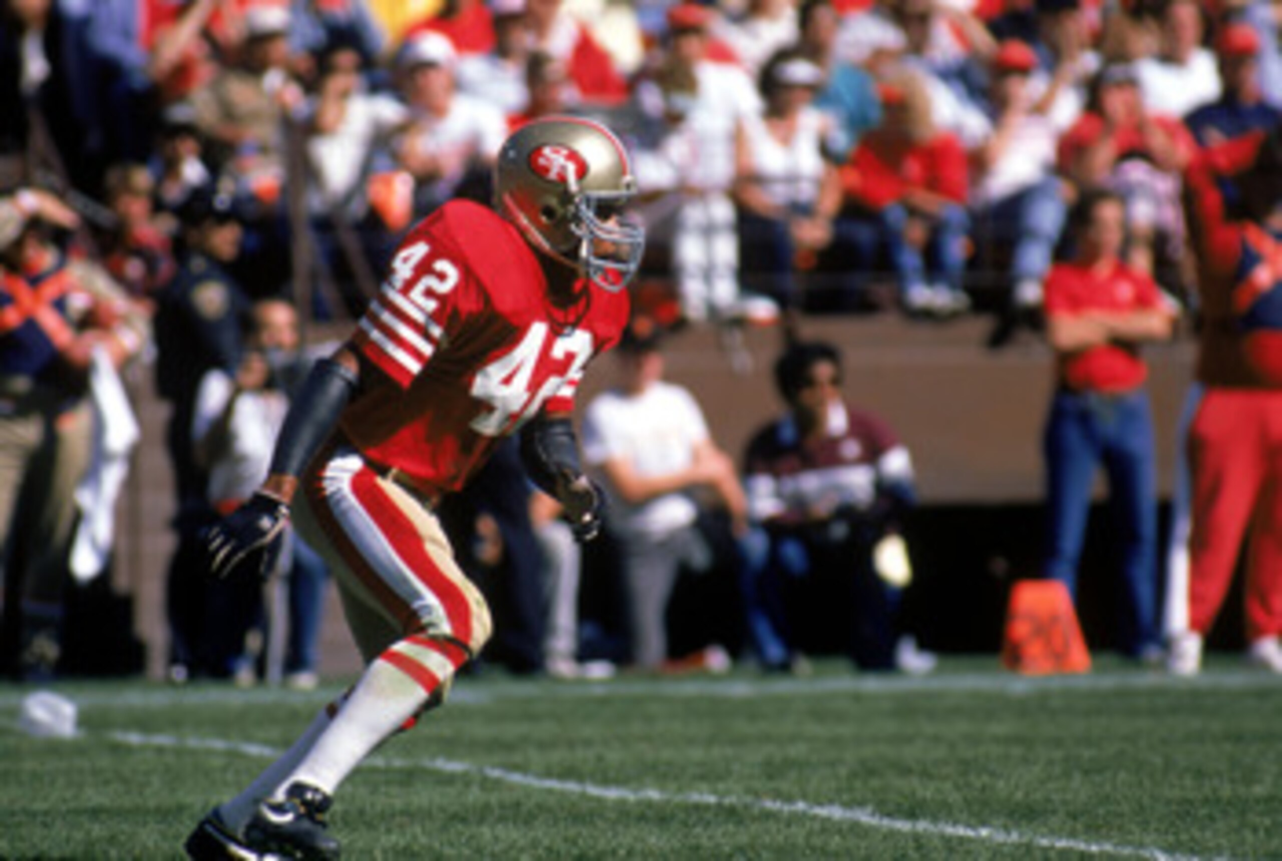 SAN FRANCISCO - OCTOBER 2:  Defenseman Ronnie Lott #42 of the San Francisco 49ers follows the offense during a game against the Detroit Lions at Candlestick Park on October 2, 1988 in San Francisco, California.  The Niners defeated the Lions 20-13.  (Phot