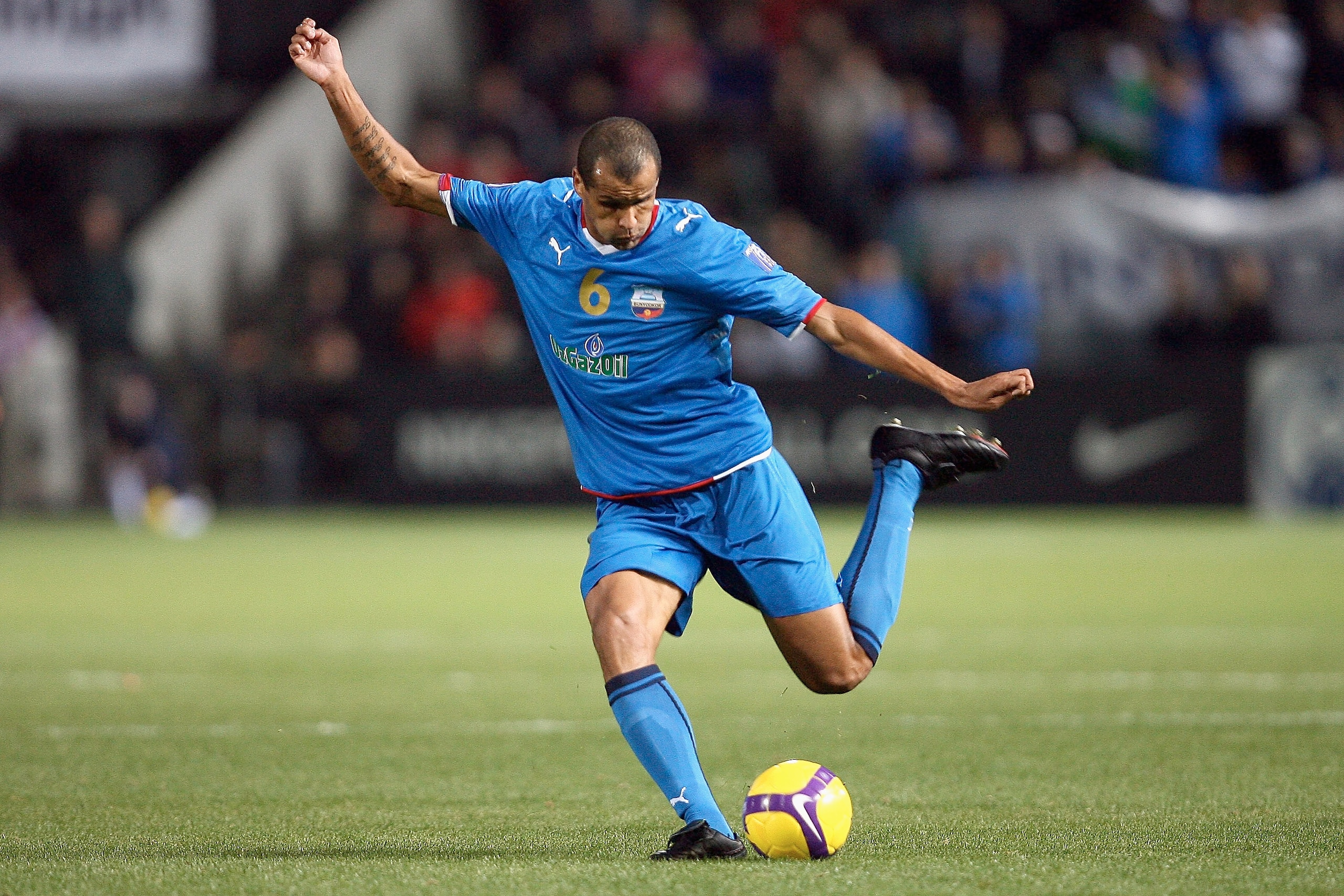 ADELAIDE, AUSTRALIA - OCTOBER 08:  Rivaldo of Bunyodkor kicks during the AFC Champions League semi-final first leg match between Adelaide United and Bunyodkor at Hindmarsh Stadium on October 8, 2008 in Adelaide, Australia.  (Photo by Simon Cross/Getty Ima