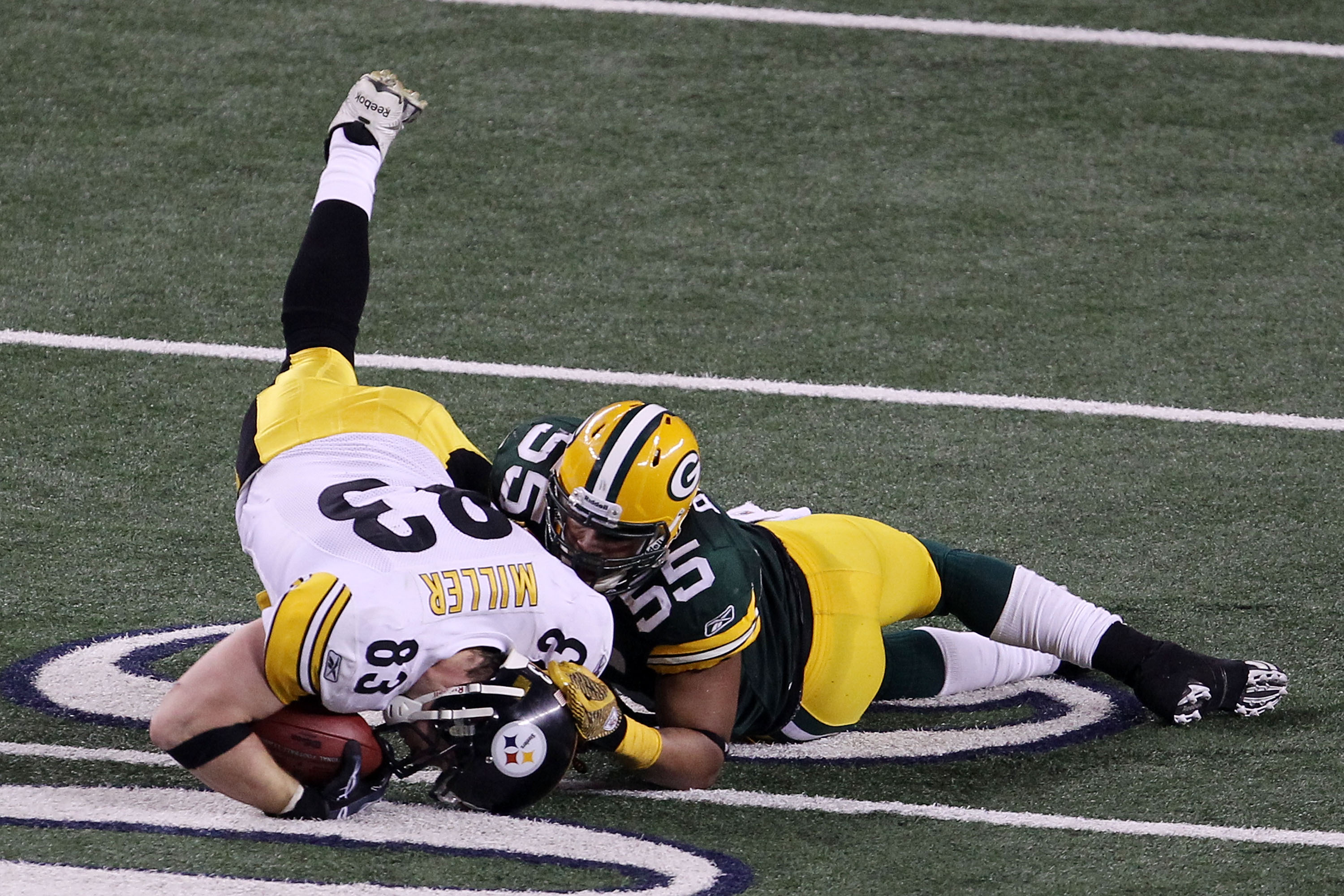 ARLINGTON, TX - FEBRUARY 06:  Desmond Bishop #55 of the Green Bay Packers tackles Heath Miller #83 of the Pittsburgh Steelers during Super Bowl XLV at Cowboys Stadium on February 6, 2011 in Arlington, Texas.  (Photo by Jonathan Daniel/Getty Images)