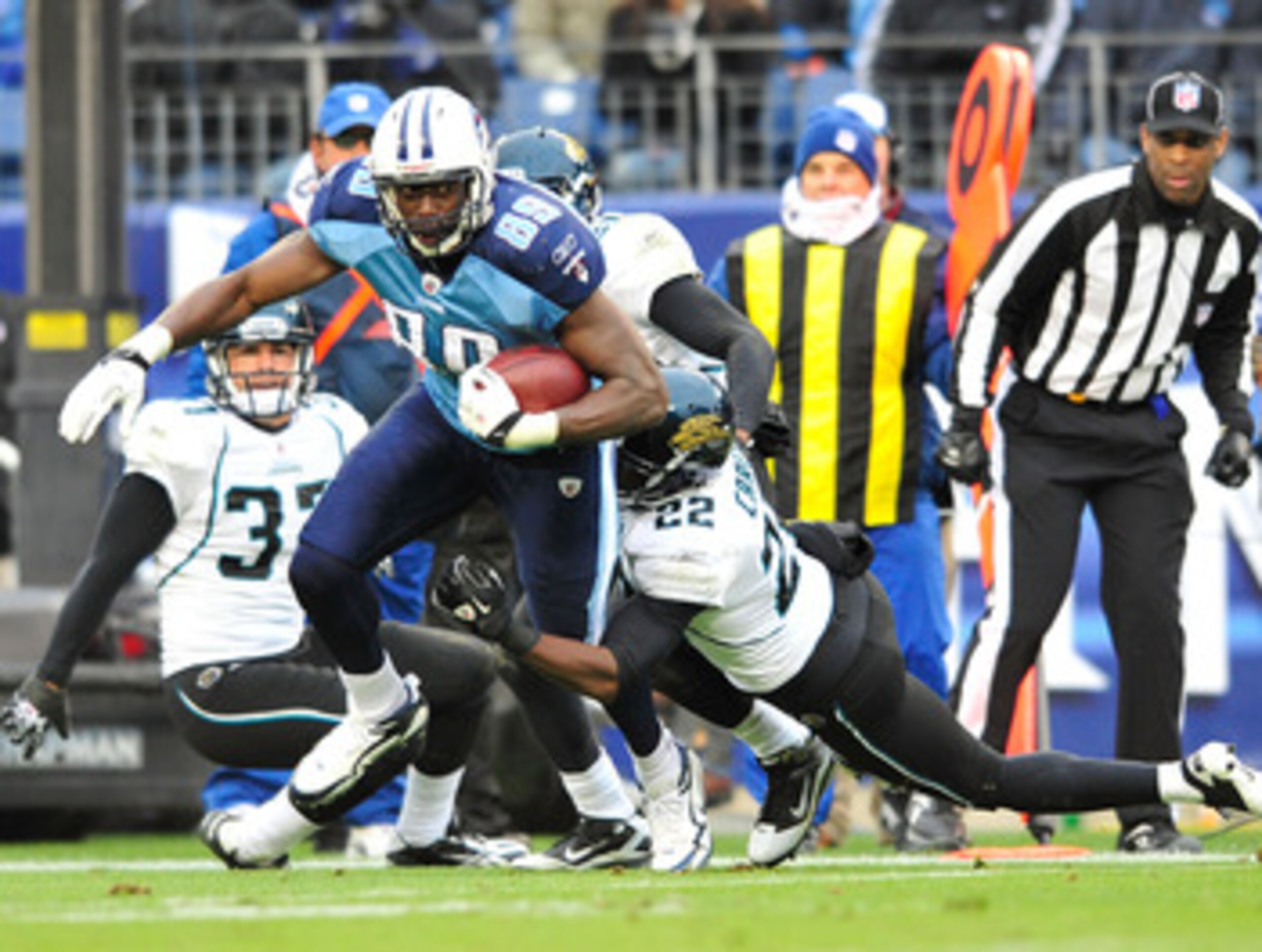 NASHVILLE, TN - DECEMBER 05:  Jared Cook #89 of the Tennessee Titans makes a catch as Don Carey #22 of the Jacksonville Jaguars defends at LP Field on December 5, 2010 in Nashville, Tennessee. The Jaguars won 17-6.  (Photo by Grant Halverson/Getty Images)