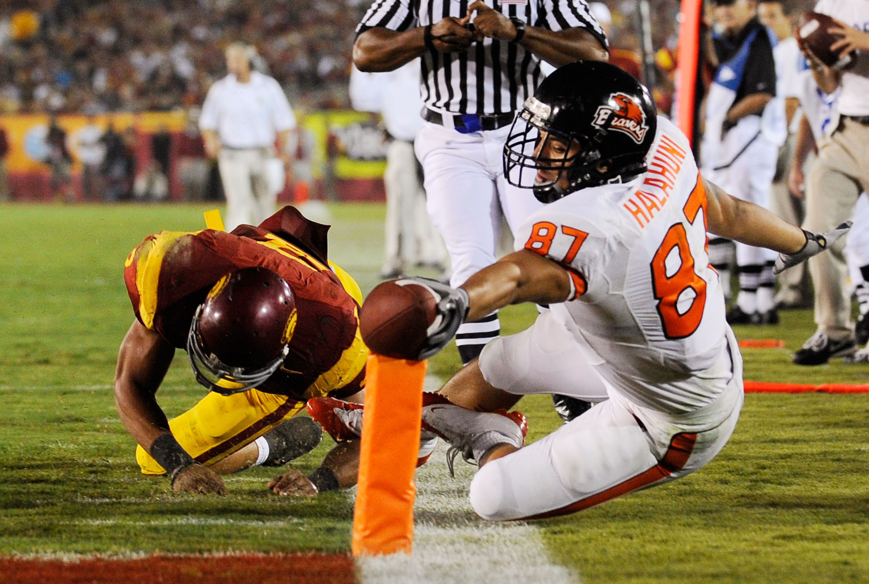 LOS ANGELES, CA - OCTOBER 24:  Joe Halahuni #87 of the Oregon State Beavers reaches for the end zone as he is defended by Taylor Mays #2 of the USC Trojans during the fourth quarter of the college football game at Los Angeles Memorial Coliseum on October