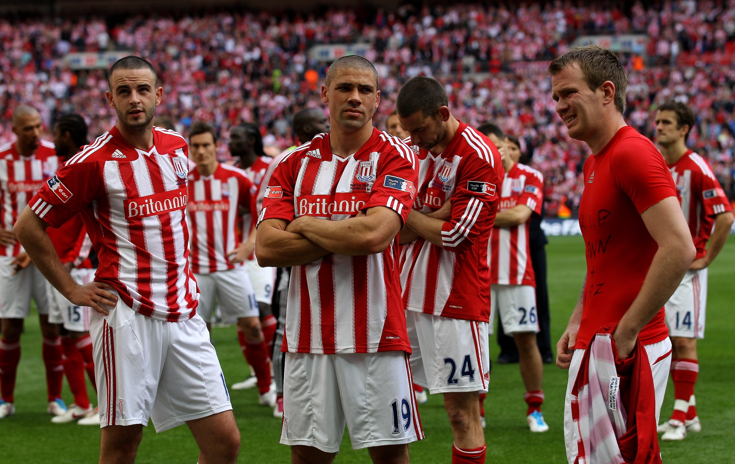 LONDON, ENGLAND - MAY 14:  Jonathan Walters of Stoke City and his team mates look dejected at the end of the FA Cup sponsored by E.ON Final match between Manchester City and Stoke City at Wembley Stadium on May 14, 2011 in London, England.  (Photo by Alex