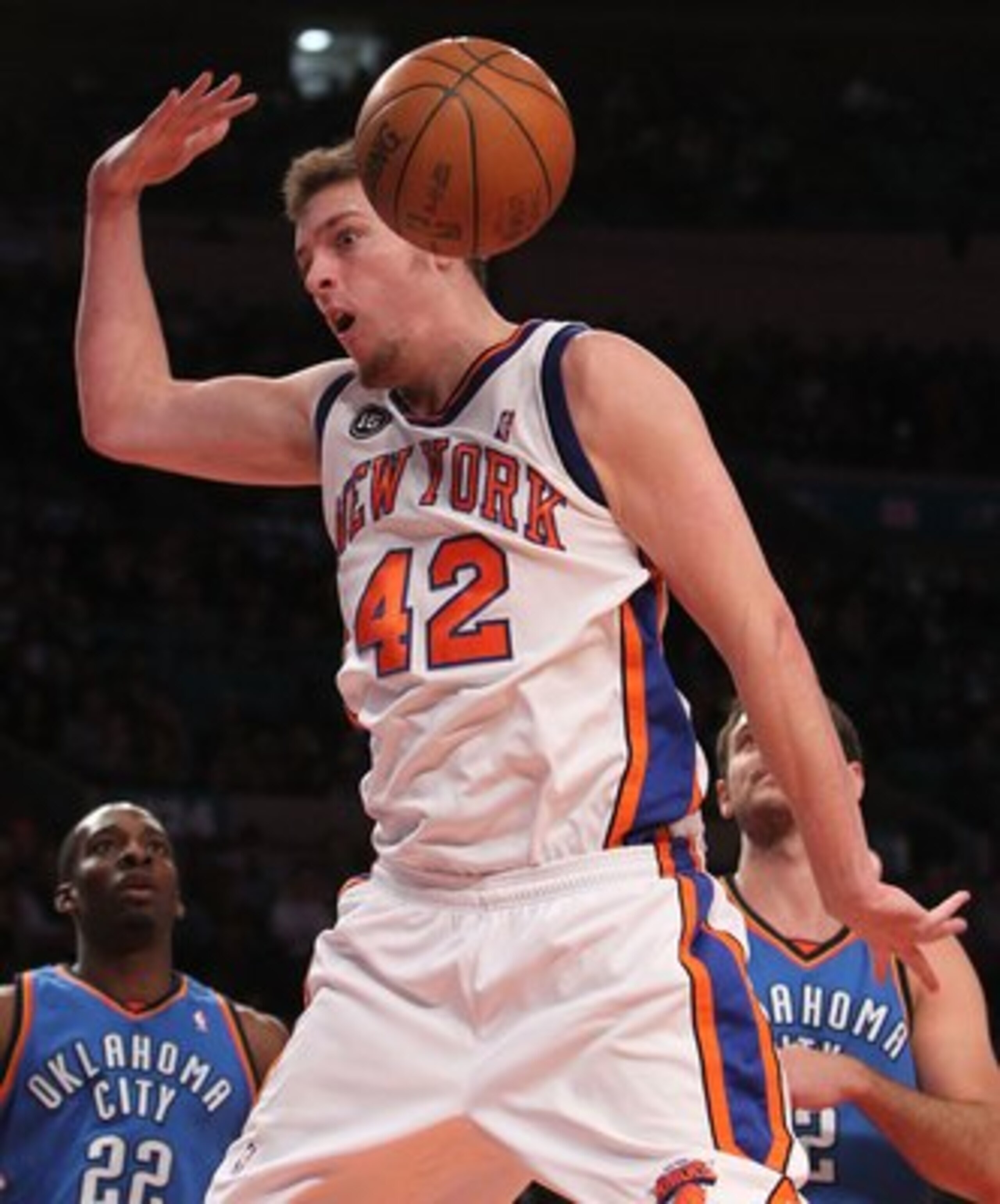 NEW YORK - FEBRUARY 20:  David Lee #42 of the New York Knicks dunks the ball against the Oklahoma City Thunder at Madison Square Garden on February 20, 2010 in New York, New York. NOTE TO USER: User expressly acknowledges and agrees that, by downloading a