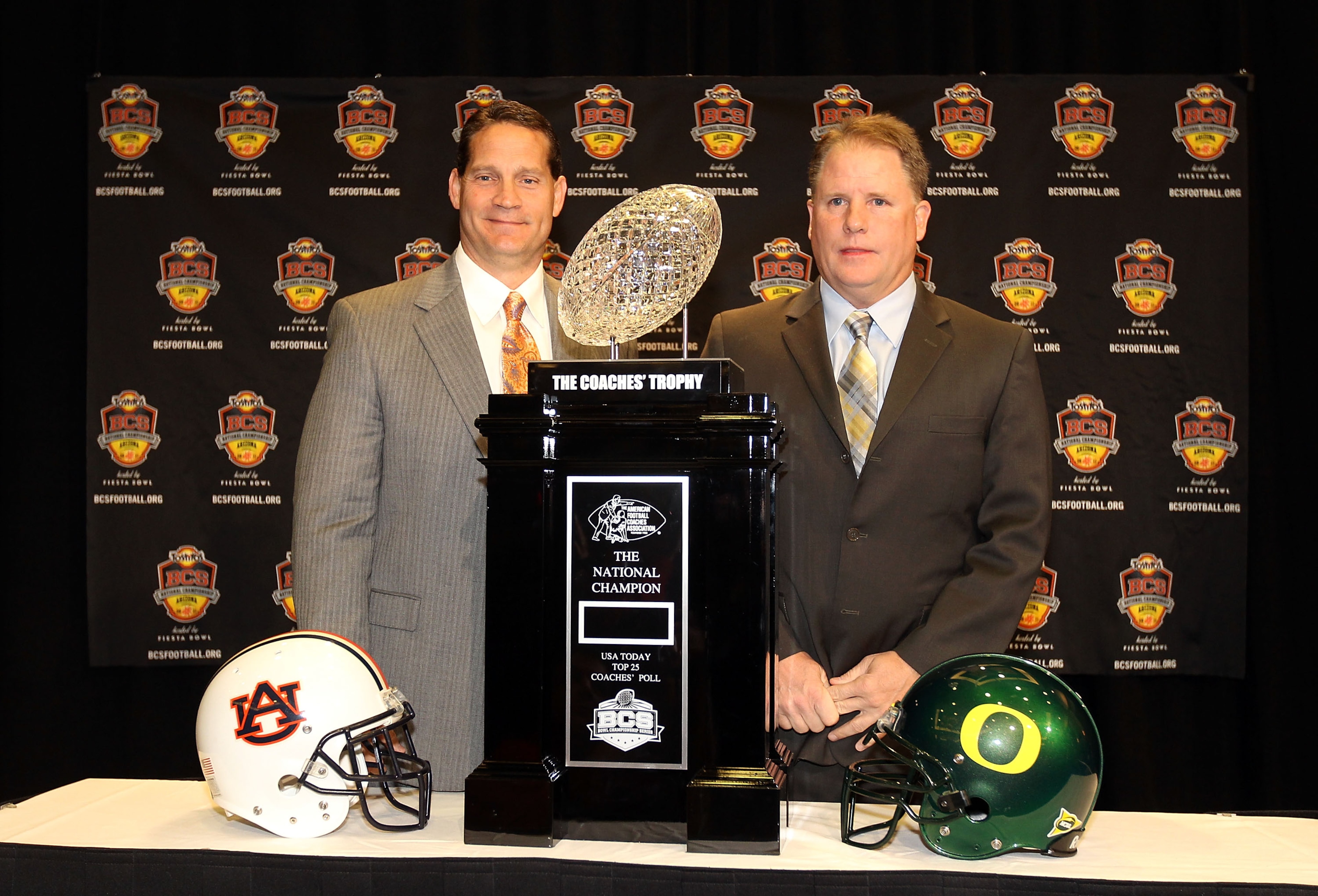 SCOTTSDALE, AZ - JANUARY 09:  Head coaches Gene Chizik of the Auburn Tigers and Chip Kelly of the Oregon Ducks pose together with the coaches trophy during a press conference for the Tostitos BCS National Championship Game at the JW Marriott Camelback Inn