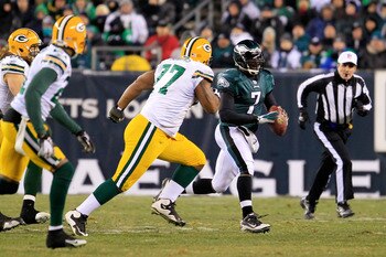 PHILADELPHIA, PA - JANUARY 09:  Michael Vick #7 of the Philadelphia Eagles scrambles against the Green Bay Packers during the 2011 NFC wild card playoff game at Lincoln Financial Field on January 9, 2011 in Philadelphia, Pennsylvania.  (Photo by Chris Tro