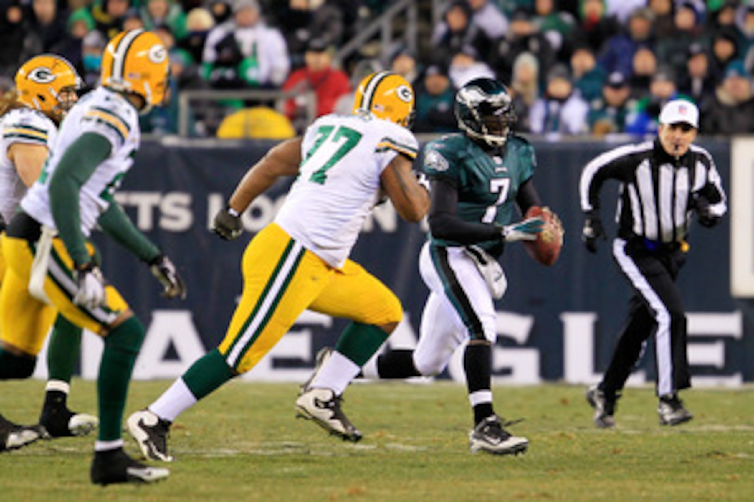 PHILADELPHIA, PA - JANUARY 09:  Michael Vick #7 of the Philadelphia Eagles scrambles against the Green Bay Packers during the 2011 NFC wild card playoff game at Lincoln Financial Field on January 9, 2011 in Philadelphia, Pennsylvania.  (Photo by Chris Tro