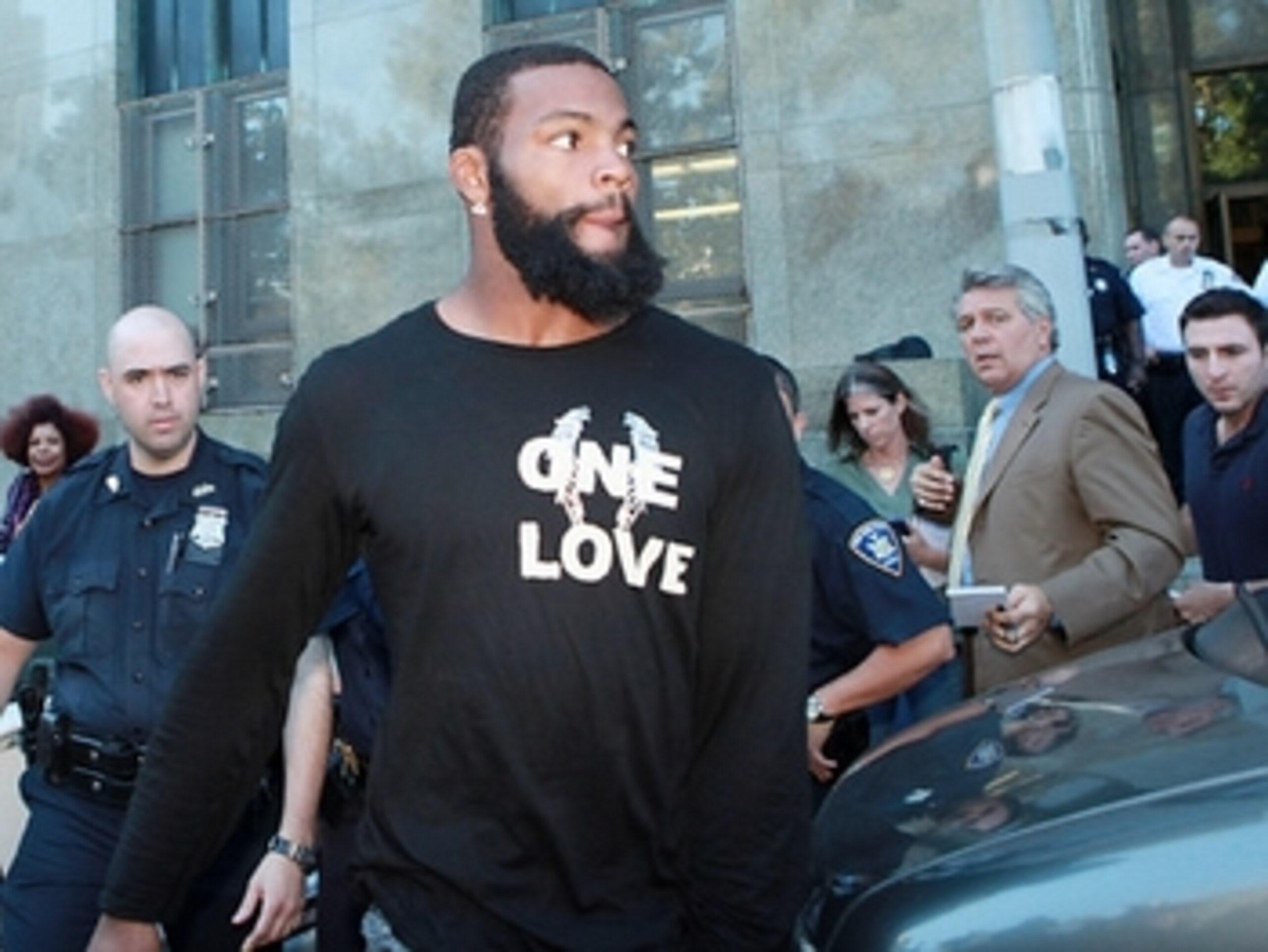 Braylon Edwards leaving a New York Courthouse after being arrested for DUI.