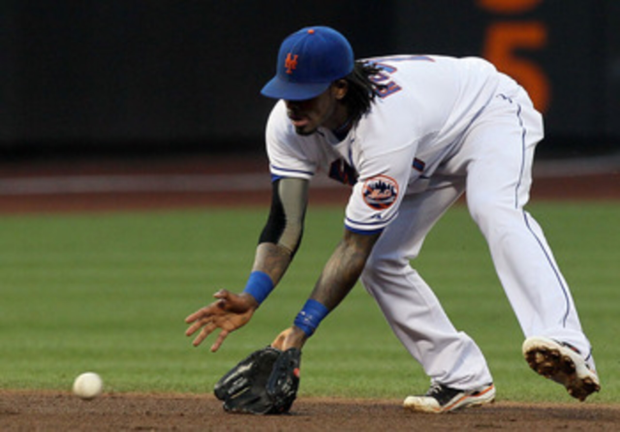 NEW YORK - JULY 07:  Jose Reyes #7 of the New York Mets fields the ball against the Cincinnati Reds on July 7, 2010 at Citi Field in the Flushing neighborhood of the Queens borough of New York City. The Reds defeated the Mets 3-1.  (Photo by Jim McIsaac/G