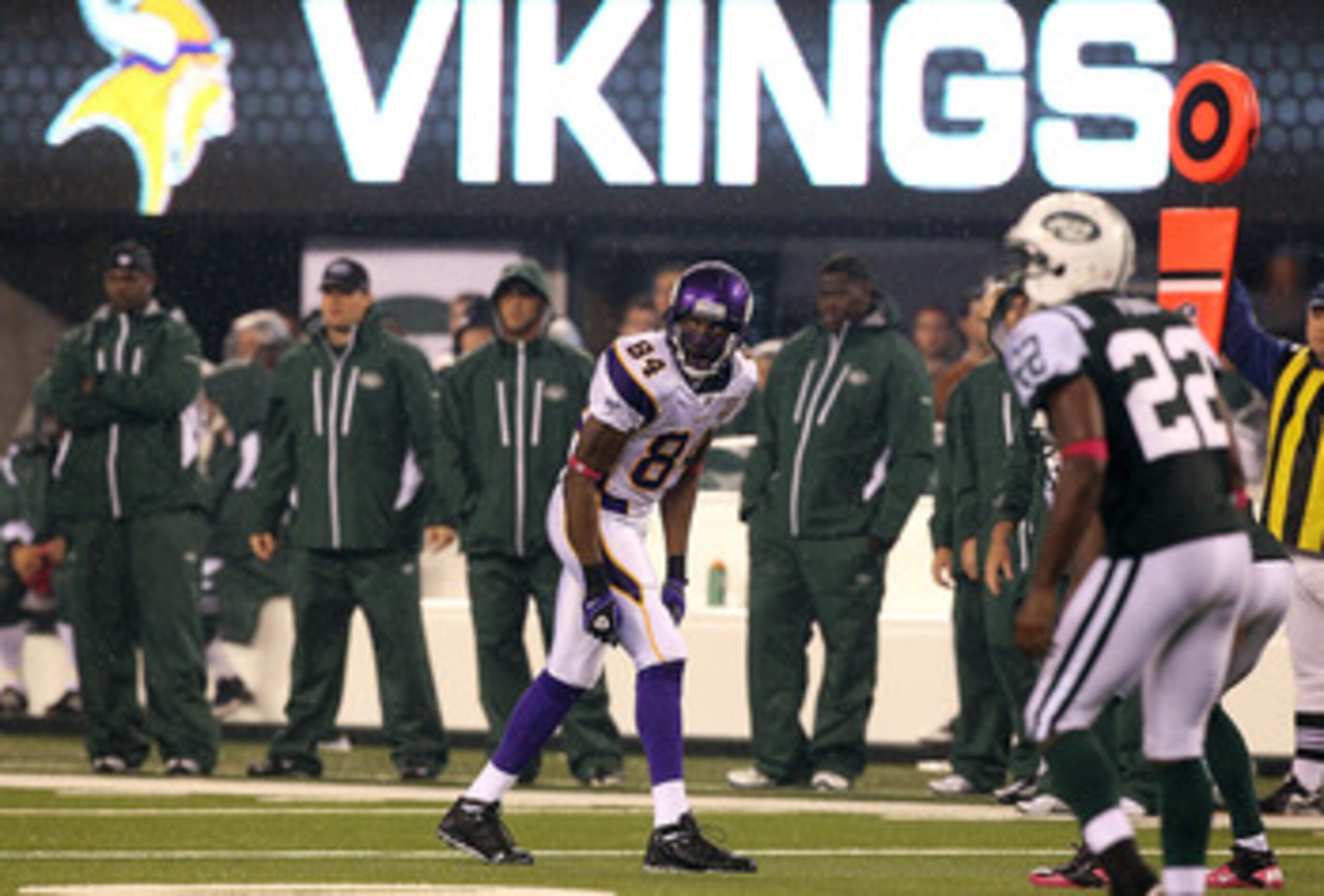 EAST RUTHERFORD, NJ - OCTOBER 11:  Randy Moss #84 of the Minnesota Vikings lines up on offense against the New York Jets at New Meadowlands Stadium on October 11, 2010 in East Rutherford, New Jersey.  (Photo by Jim McIsaac/Getty Images)