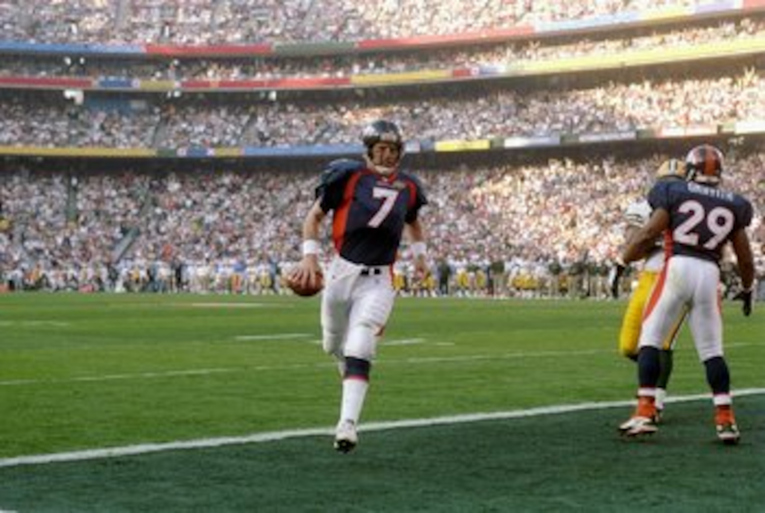 25 Jan 1998:  John Elway #7 of the Denver Broncos runs into the end zone for the touchdown against the Green Bay Packers during Super Bowl  XXXII at Qualcomm Stadium in San Diego, California.  The Denver Broncos defeated the Green Bay Packers 31-24. Manda