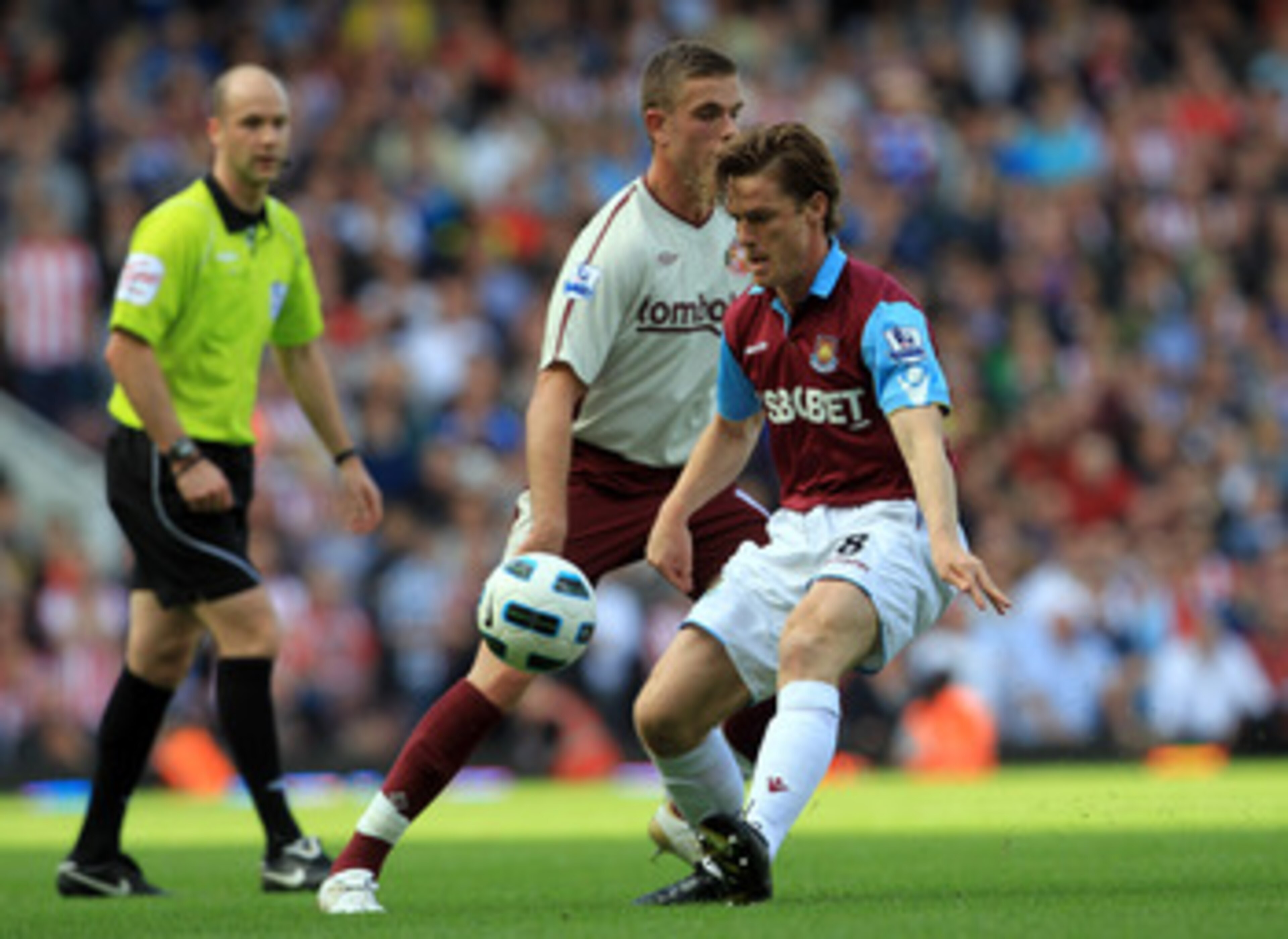LONDON, ENGLAND - MAY 22: Scott Parker of West Ham controls the ball in front of Jordan Henderson oof Sunderland during the Barclays Premier League match between West Ham United and Sunderland at the Boleyn Ground on May 22, 2011 in London, England.  (Pho