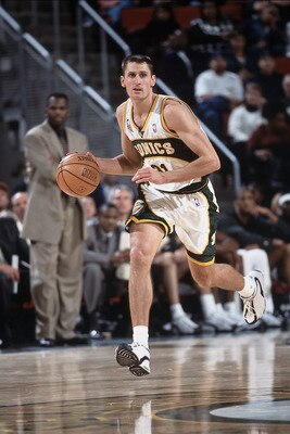 2 Dec 2001:  Brent Barry #31of the Seattle SuperSonics dribbles the ball down the court during the game against the Indiana Pacers the Key Arena in Seattle, Washington. The Sonics defeated the Pacers 99-88.  TO USER: User expressly acknowledges and agrees