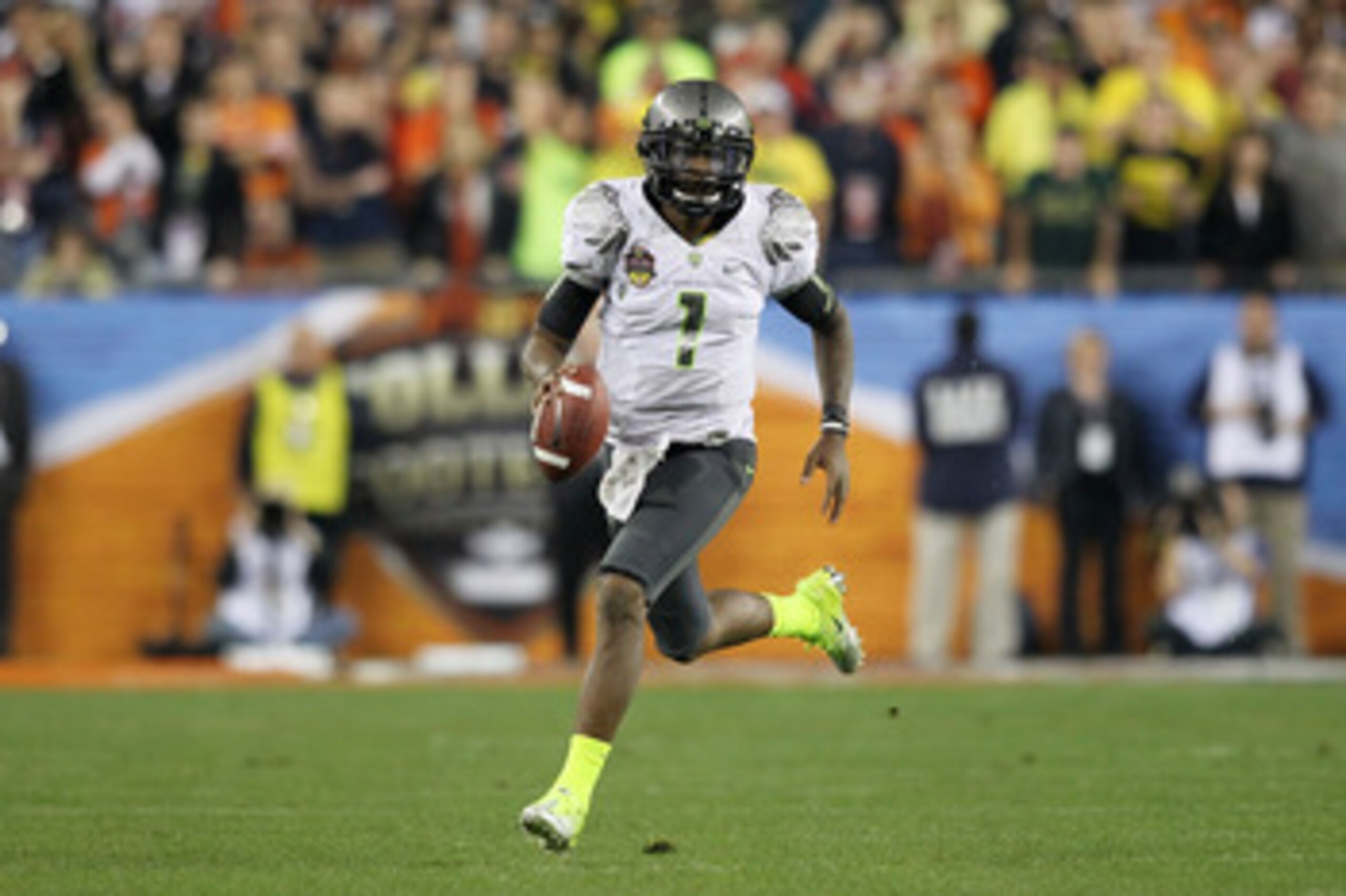 GLENDALE, AZ - JANUARY 10:  Darron Thomas #1 of the Oregon Ducks scrambles against the Auburn Tigers during the Tostitos BCS National Championship Game at University of Phoenix Stadium on January 10, 2011 in Glendale, Arizona.  (Photo by Jonathan Ferrey/G