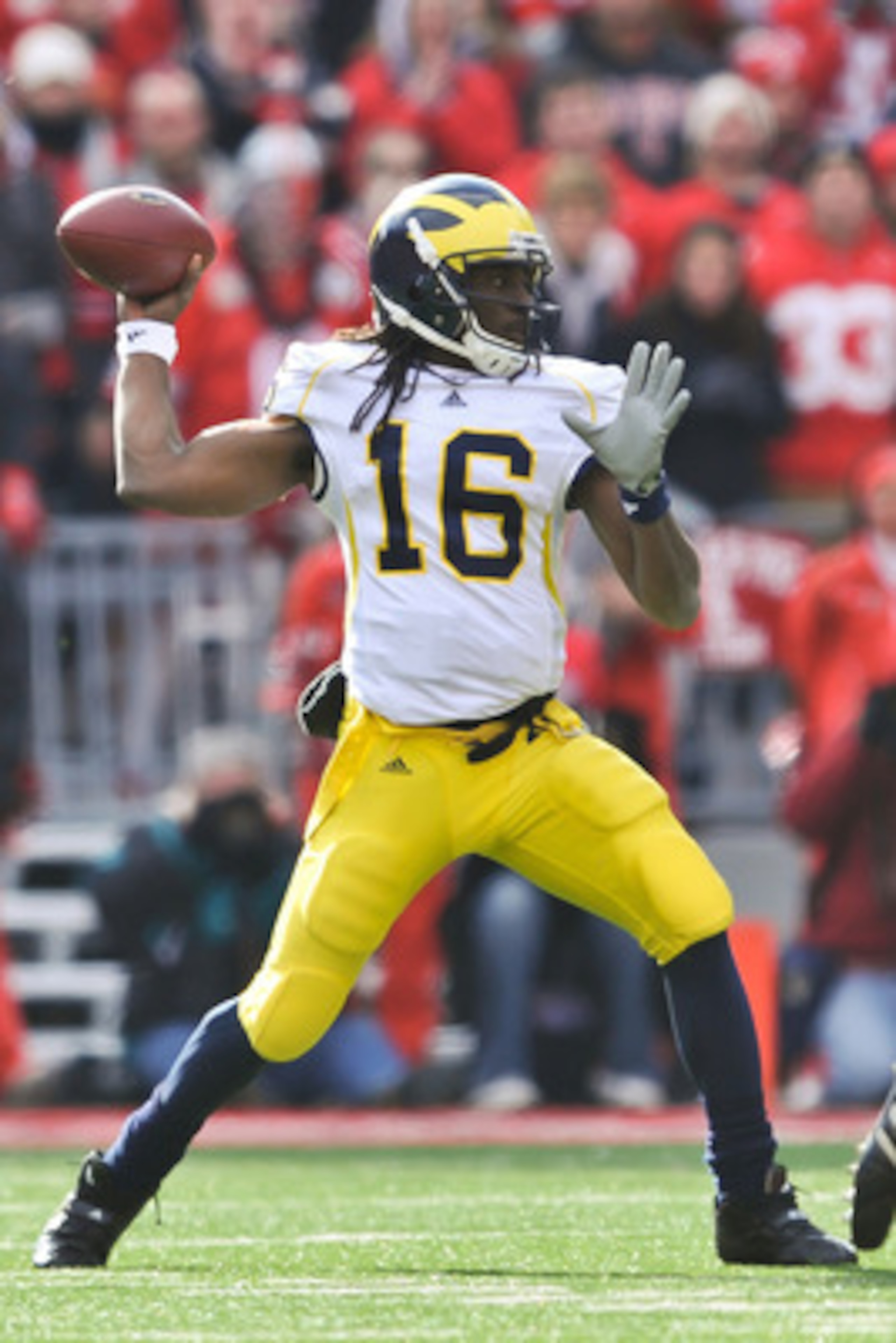 COLUMBUS, OH - NOVEMBER 27:  Quarterback Denard Robinson #16 of the Michigan Wolverines drops back to pass against the Ohio State Buckeyes at Ohio Stadium on November 27, 2010 in Columbus, Ohio.  (Photo by Jamie Sabau/Getty Images)