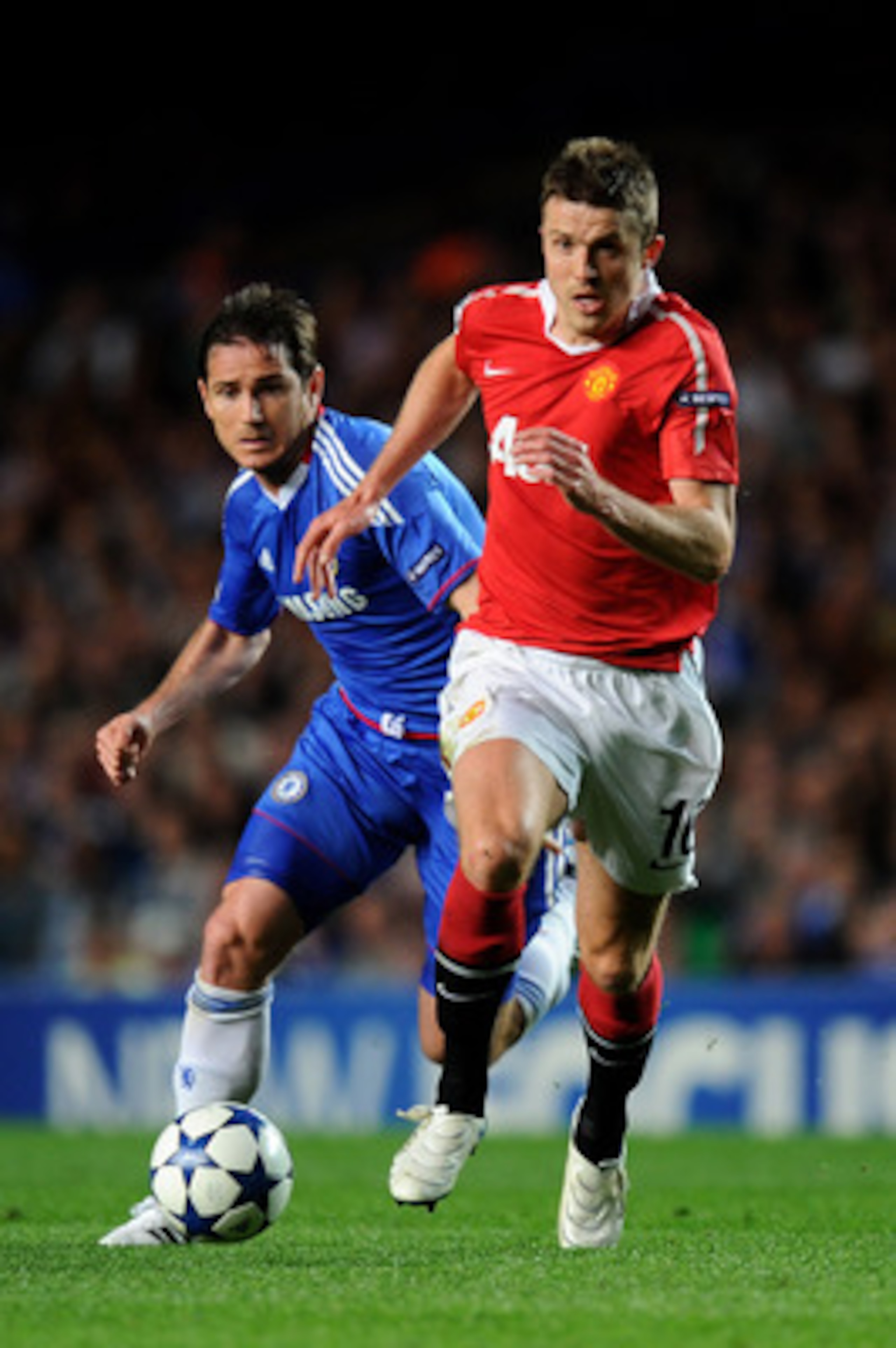 LONDON, ENGLAND - APRIL 06:  Michael Carrick of Manchester United is pursued by Frank Lampard of Chelsea during the UEFA Champions League quarter final first leg match between Chelsea and Manchester United at Stamford Bridge on April 6, 2011 in London, En