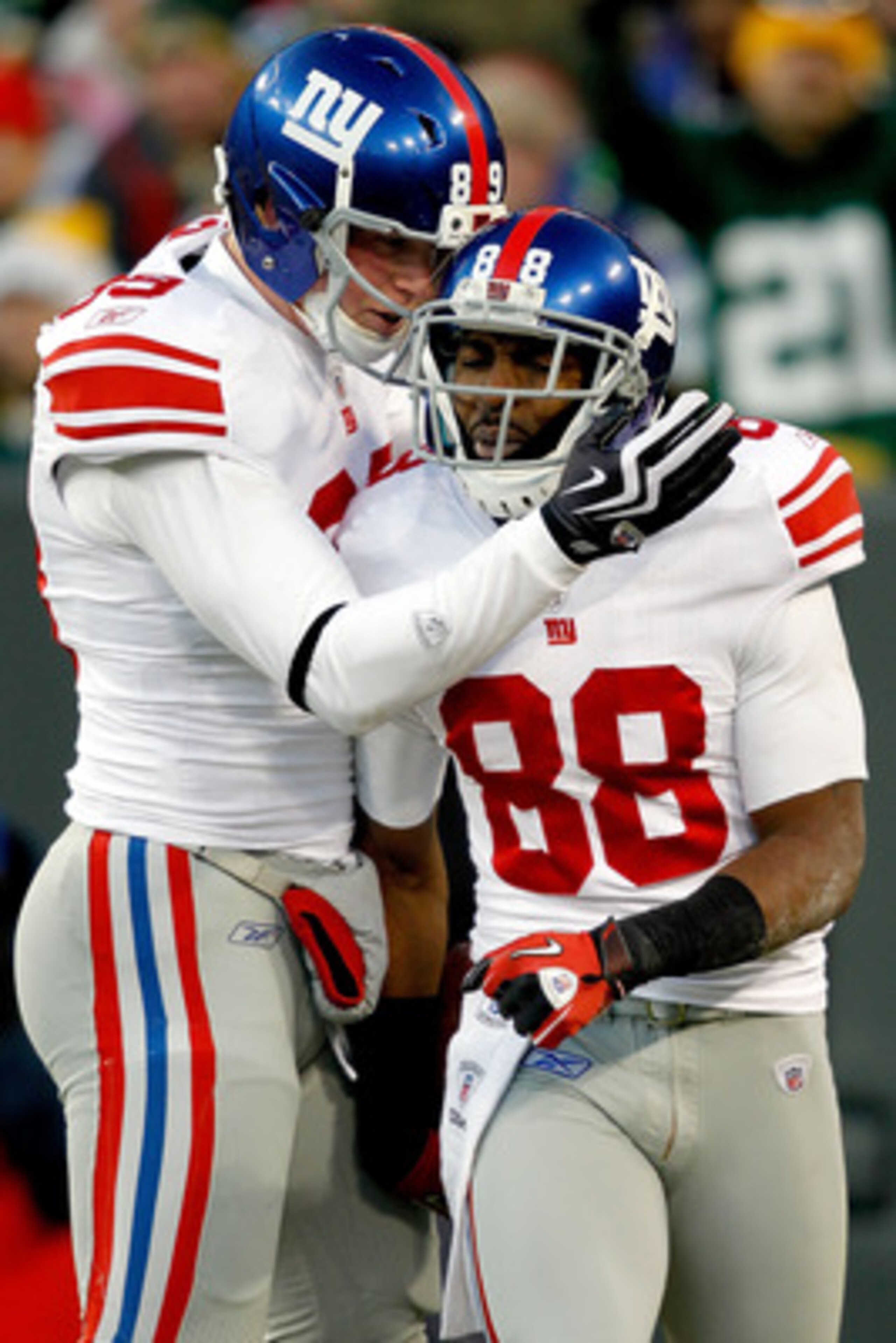 GREEN BAY, WI - DECEMBER 26:  Hakeem Nicks #88 of the New York Giants is congratulated by Kevin Boss #89 after scoring a touchdown against the Green Bay Packers at Lambeau Field on December 26, 2010 in Green Bay, Wisconsin.  (Photo by Matthew Stockman/Get