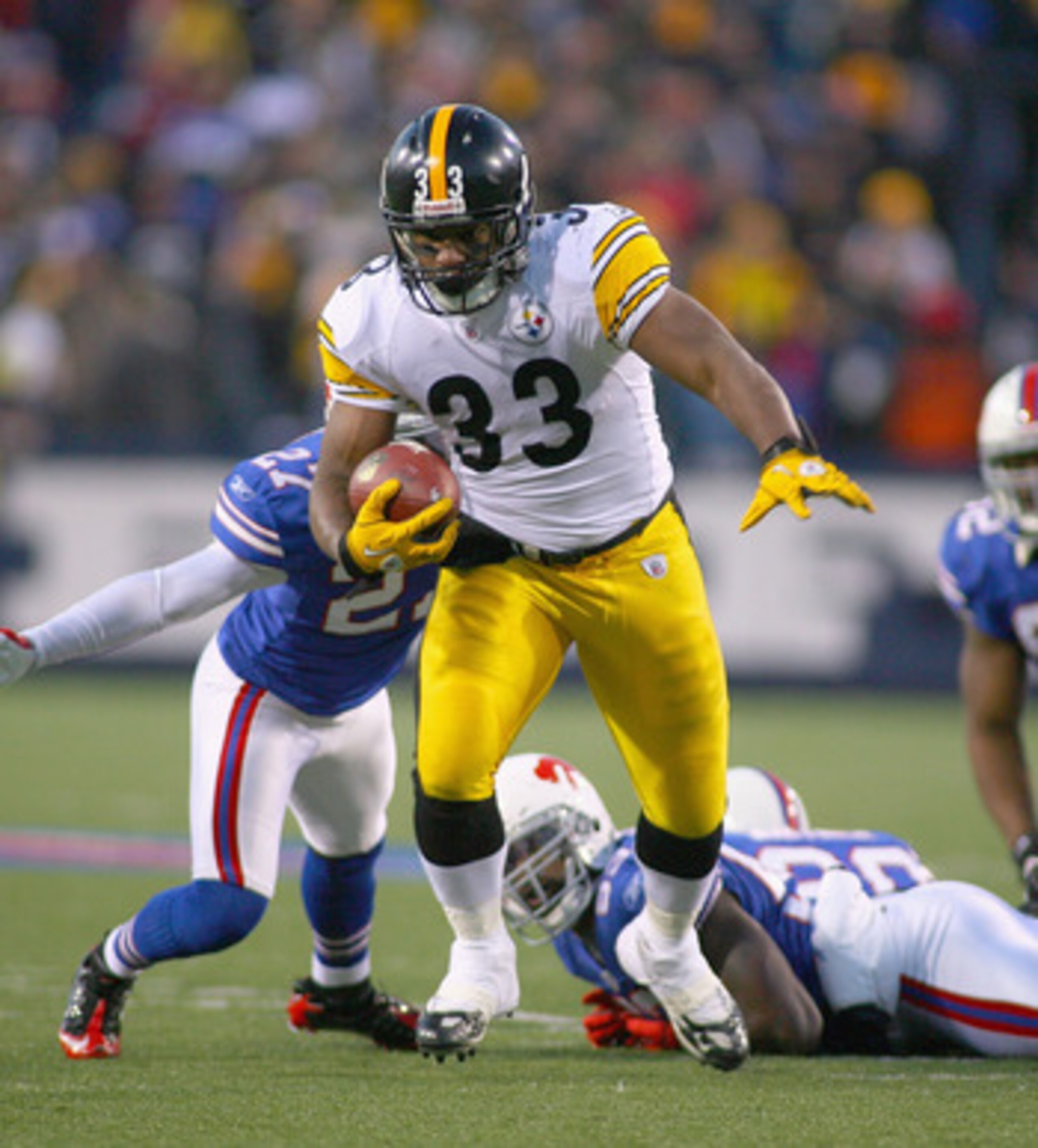 ORCHARD PARK, NY - NOVEMBER 28: Isaac Redman #33 of the Pittsburgh Steelers runs against the Buffalo Bills at Ralph Wilson Stadium at Ralph Wilson Stadium on November 28, 2010 in Orchard Park, New York.  (Photo by Rick Stewart/Getty Images)