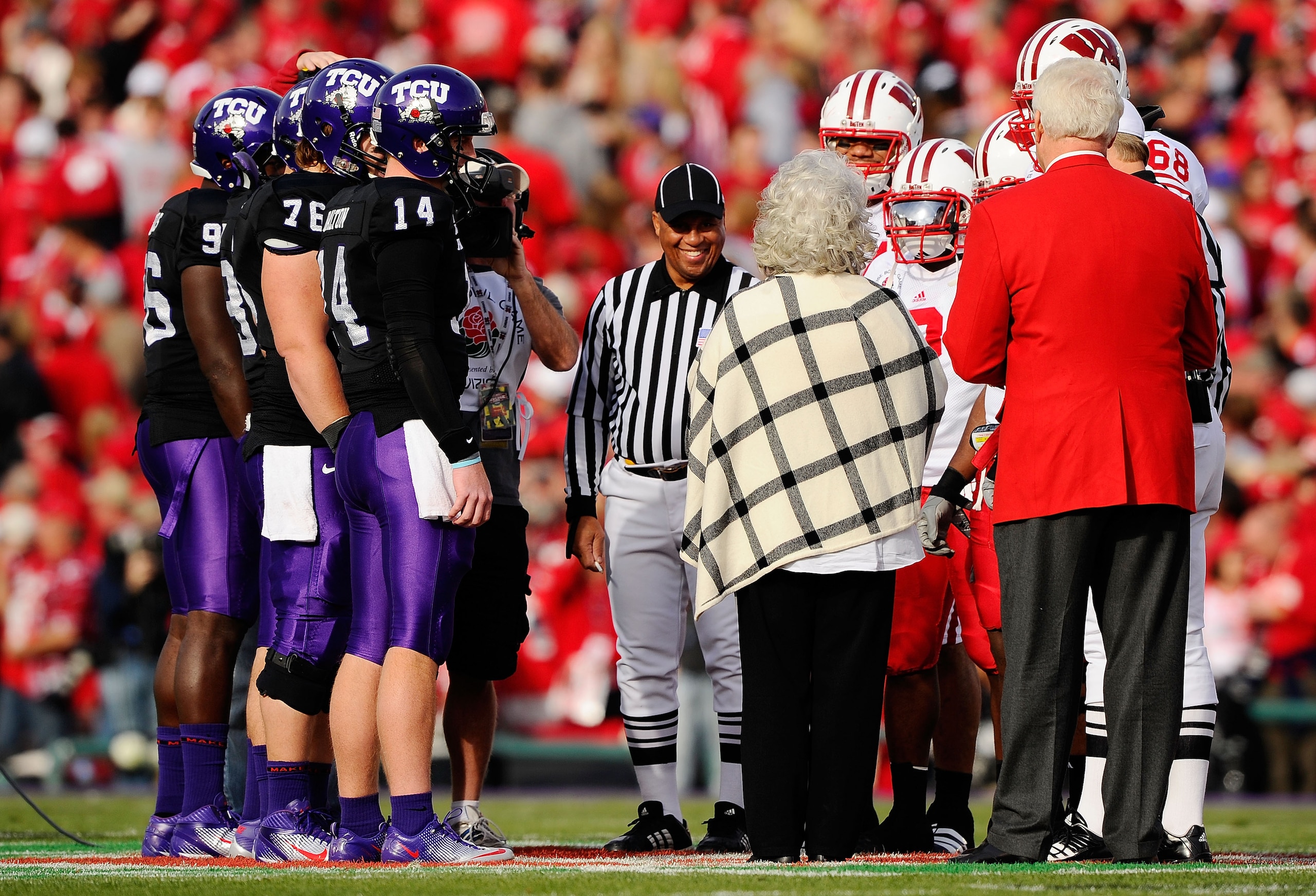 PASADENA, CA - JANUARY 01:  A view of the coin-flip between the Wisconsin Badgers and the TCU Horned Frogs in the 97th Rose Bowl game on January 1, 2011 in Pasadena, California.  (Photo by Kevork Djansezian/Getty Images)