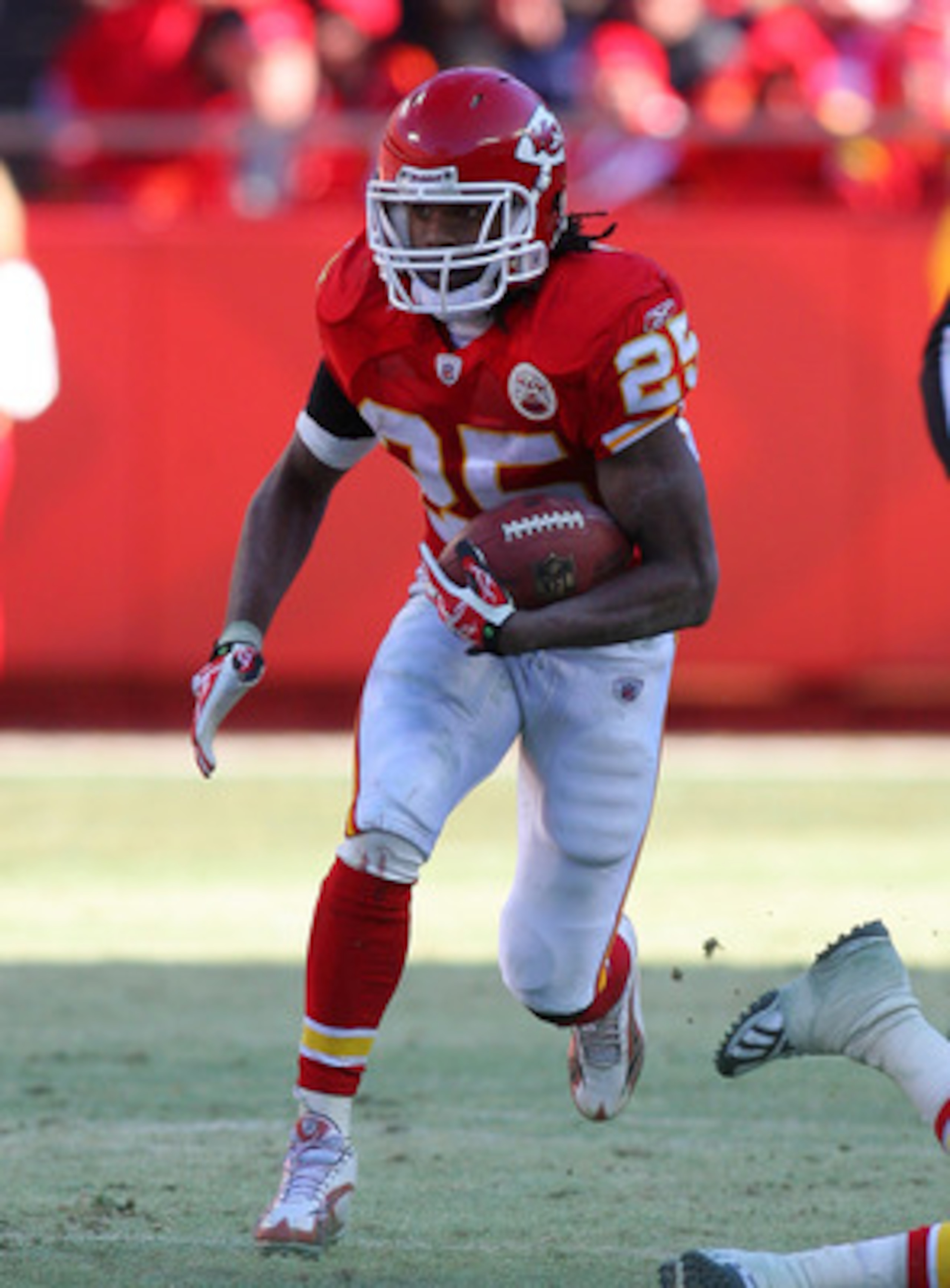 KANSAS CITY, MO - JANUARY 02:  Running back Jamaal Charles #25 of the Kansas City Chiefs runs down field in a game against the Oakland Raiders at Arrowhead Stadium on January 2, 2011 in Kansas City, Missouri.  (Photo by Tim Umphrey/Getty Images)
