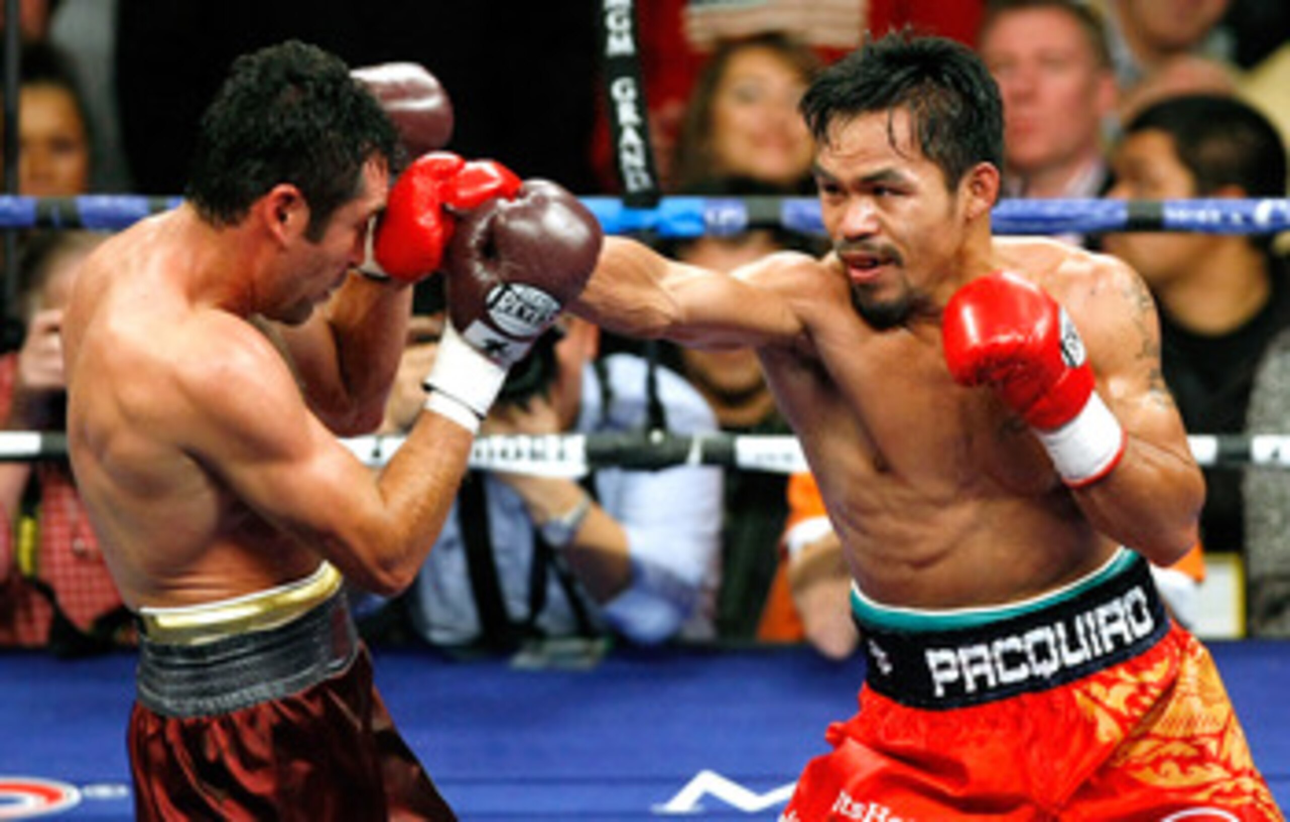 LAS VEGAS - DECEMBER 06:  Manny Pacquiao (R) hits Oscar De La Hoya in the fifth round of their welterweight bout at the MGM Grand Garden Arena December 6, 2008 in Las Vegas, Nevada.  (Photo by Ethan Miller/Getty Images)