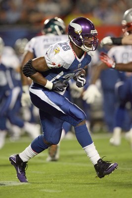 MIAMI GARDENS, FL - JANUARY 31: Adrian Peterson #28 of the Minnesota Vikings runs his route during the 2010 AFC-NFC Pro Bowl at Sun Life Stadium on January 31, 2010 in Miami Gardens, Florida. (Photo by Doug Benc/Getty Images)