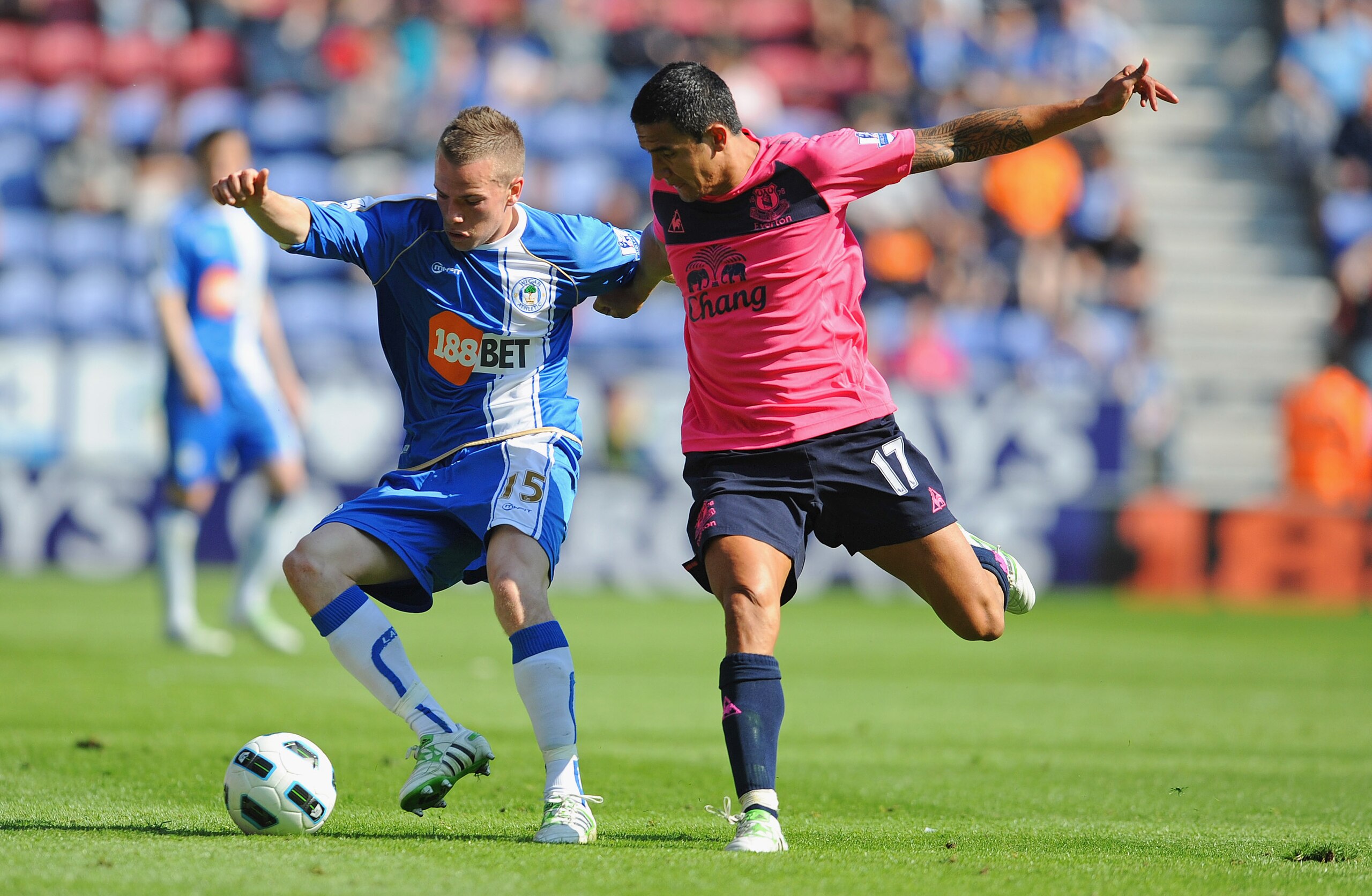 WIGAN, ENGLAND - APRIL 30: Tom Cleverley of Wigan battles Tim Cahill of Everton during the Barclays Premier League match between Wigan and Everton at the DW Stadium on April 30, 2011 in Wigan, England.  (Photo by Michael Regan/Getty Images)
