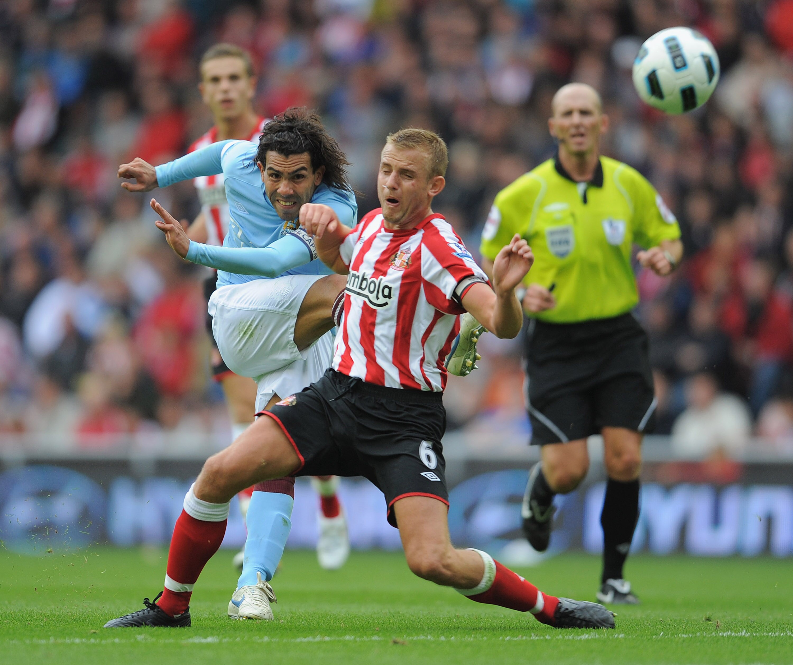 SUNDERLAND, ENGLAND - AUGUST 29: Lee Cattermole of Sunderland tries to block a shot by Carlos Tevez of Manchester City during the Barclays Premier League match between Sunderland and Manchester City at the Stadium of Light on August 29, 2010 in Sunderland