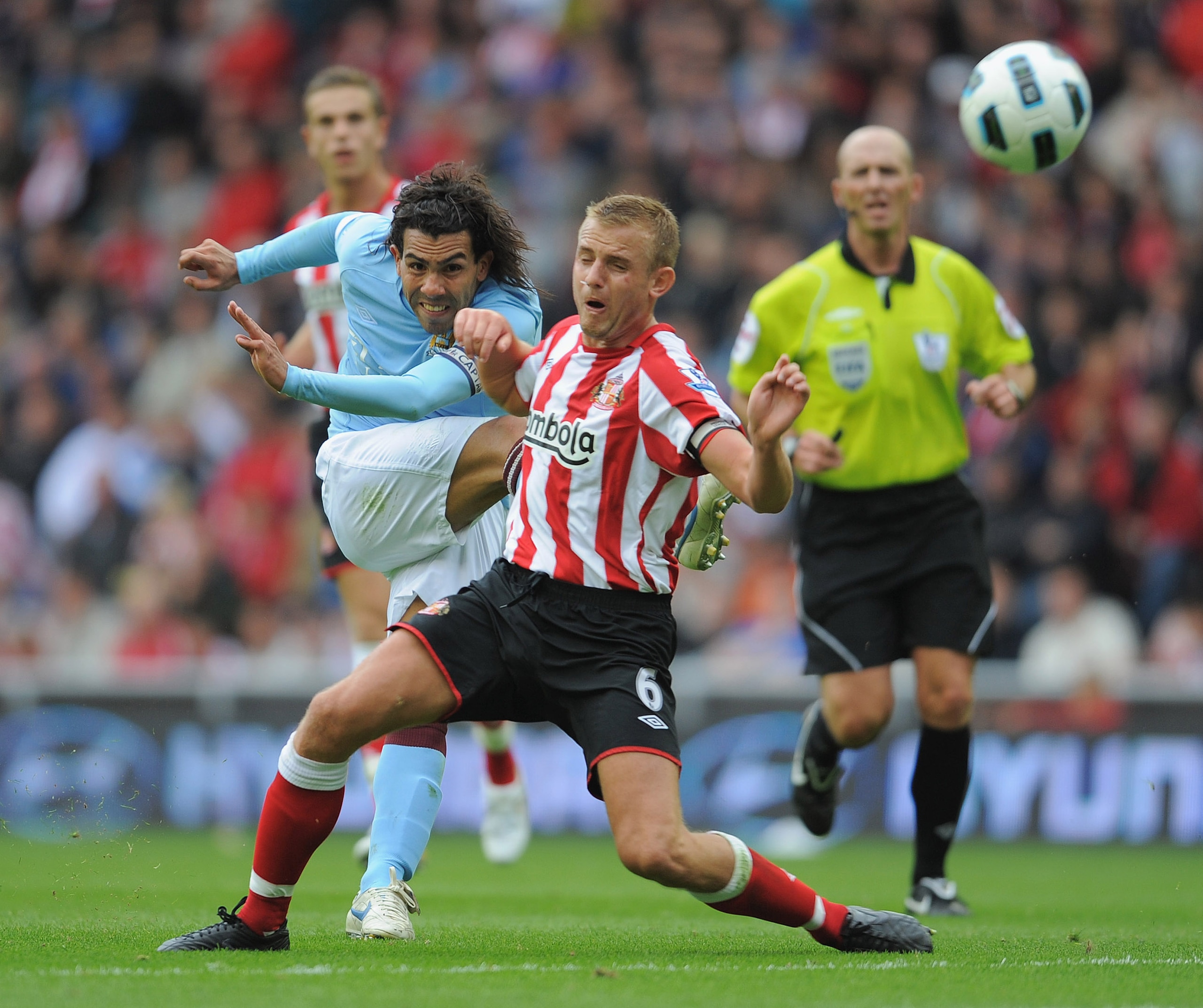 SUNDERLAND, ENGLAND - AUGUST 29: Lee Cattermole of Sunderland tries to block a shot by Carlos Tevez of Manchester City during the Barclays Premier League match between Sunderland and Manchester City at the Stadium of Light on August 29, 2010 in Sunderland